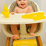 Inaya participe au concours pour gagner de l'argent avec cette photo : baby, box, child, cute, expression, footrest, happy, high_chair, indoor, infant, mimosa, number_four, person, playful, rubber_duck, season, seated, smiling, toy, yellow