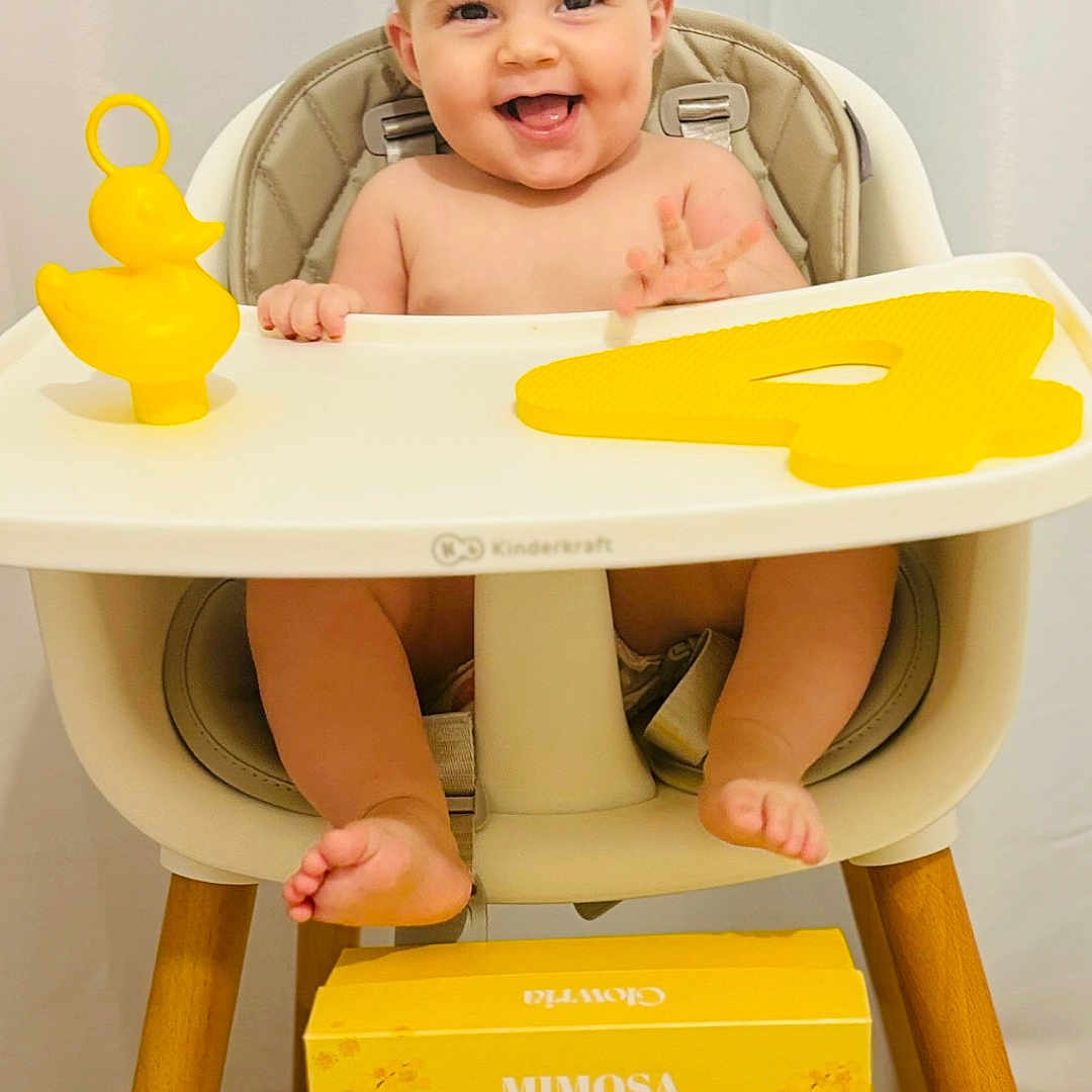 Inaya participe au concours pour gagner de l'argent avec cette photo : baby, box, child, cute, expression, footrest, happy, high_chair, indoor, infant, mimosa, number_four, person, playful, rubber_duck, season, seated, smiling, toy, yellow