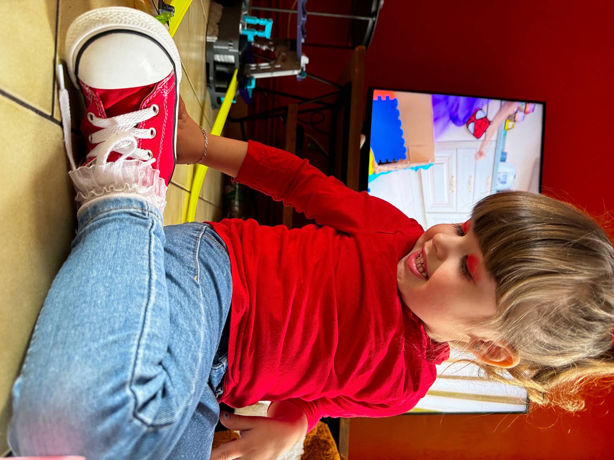 Tyanna participe au concours pour gagner de l'argent avec cette photo : art, artist, carmine, child, denim, elbow, flooring, foot, fun, human_leg, illustration, knee, leisure, person, red, room, t_shirt, tableware, thigh, toddler