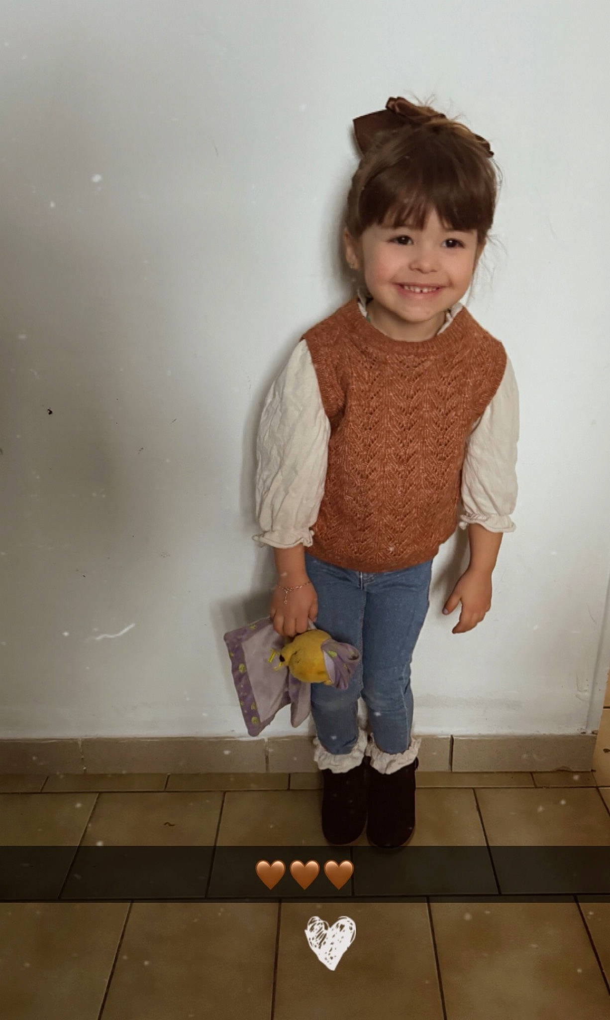 Tyanna a rejoint le concours — aidez-le/la à gagner de superbes lots ! baby_toddler_clothing, child, denim, fashion_design, floor, flooring, happy, human_leg, joint, joy, knee, pattern, person, sitting, sleeve, smile, sock, standing, t_shirt, toddler