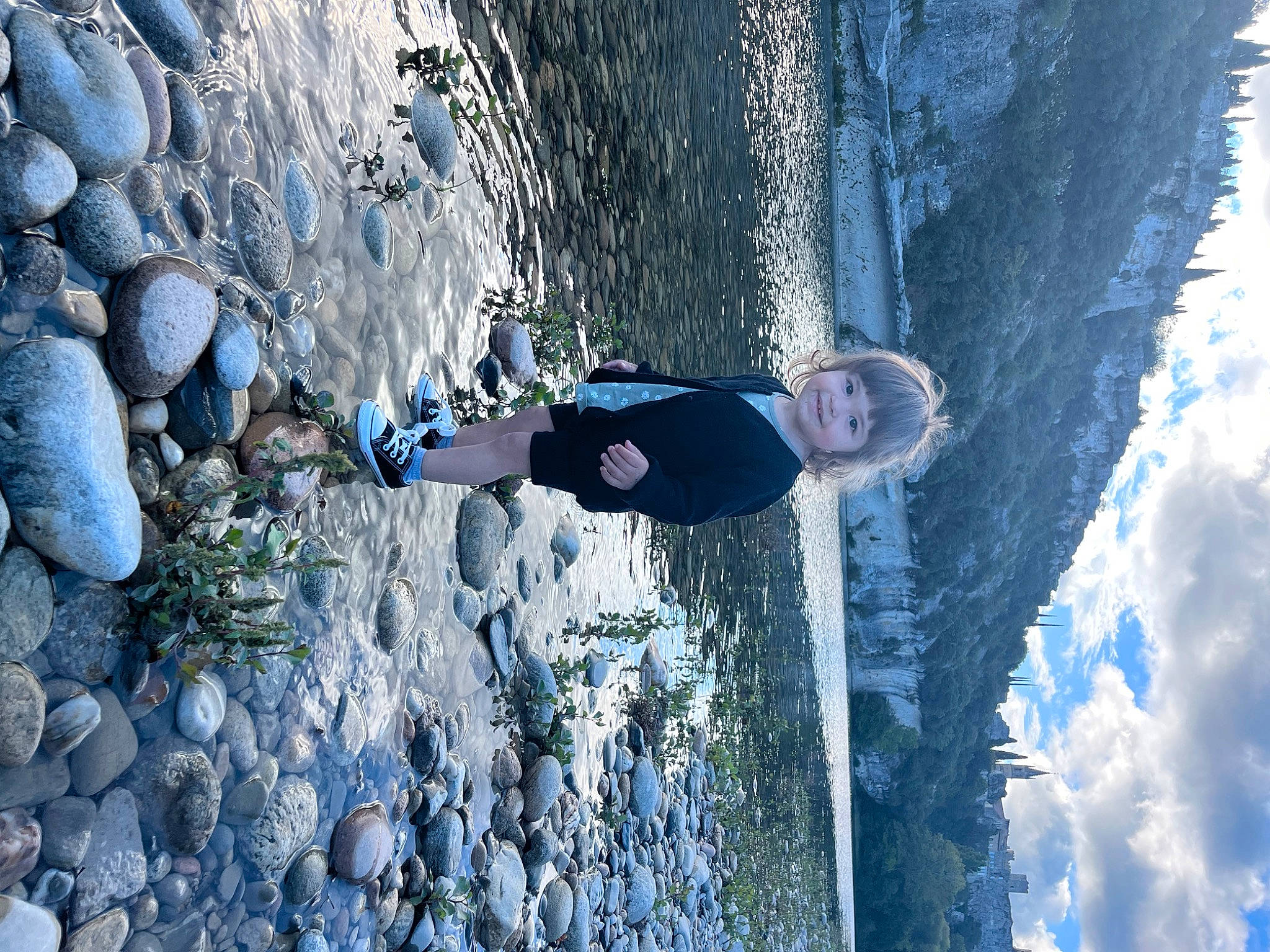 Tyanna a rejoint le concours — aidez-le/la à gagner de superbes lots ! azure, beauty, bedrock, blue, body_of_water, climbing, electric_blue, formation, freezing, geological_phenomenon, joy, leisure, mountain, outdoor_recreation, person, plant, recreation, sky, sport_climbing, tree