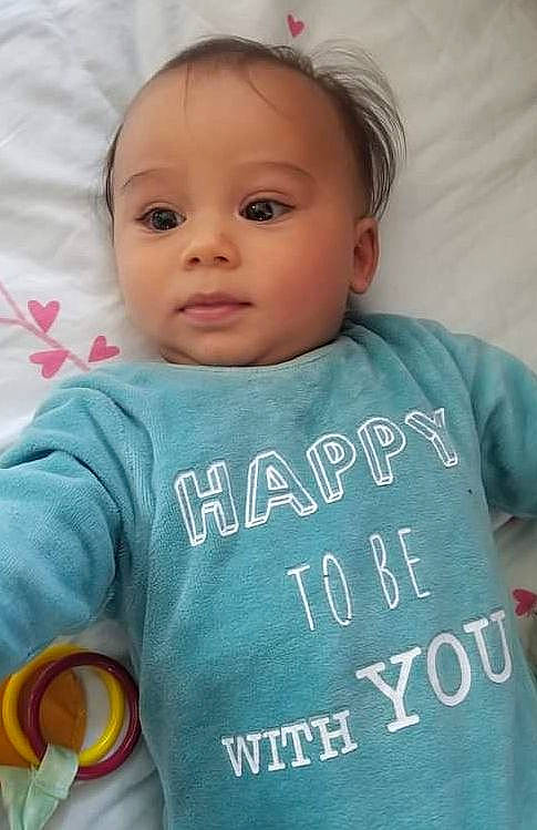 Eneko participe au concours pour gagner de l'argent avec cette photo : baby, baby_toddler_clothing, cheek, child, chin, comfort, eyebrow, facial_expression, finger, happy, linens, nose, person, product, room, skin, sleeve, smile, t_shirt, tableware