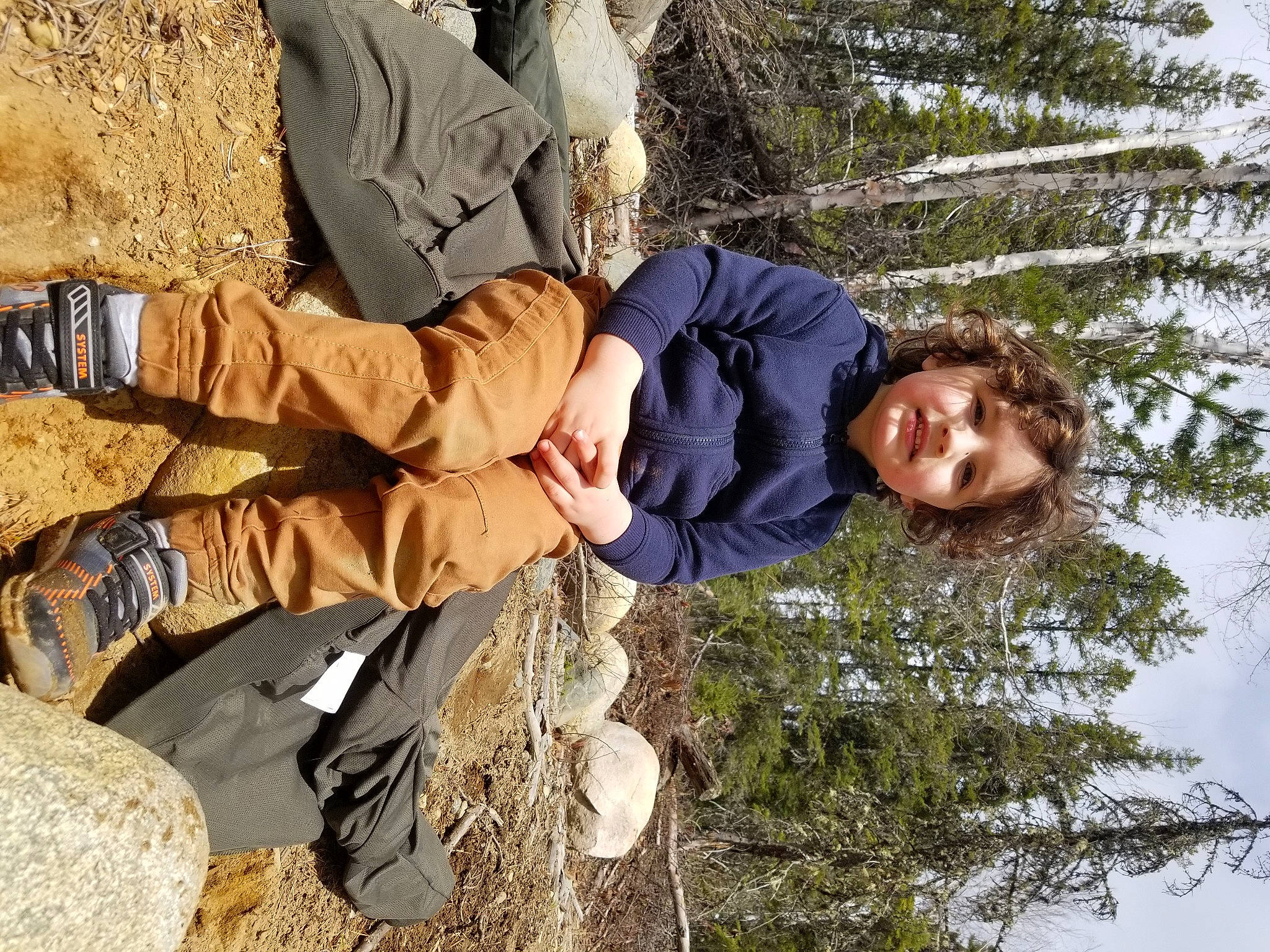 Edward a rejoint le concours — aidez-le/la à gagner de superbes lots ! beige, human, jacket, khaki, outdoor_shoe, people_in_nature, person, walking_shoe