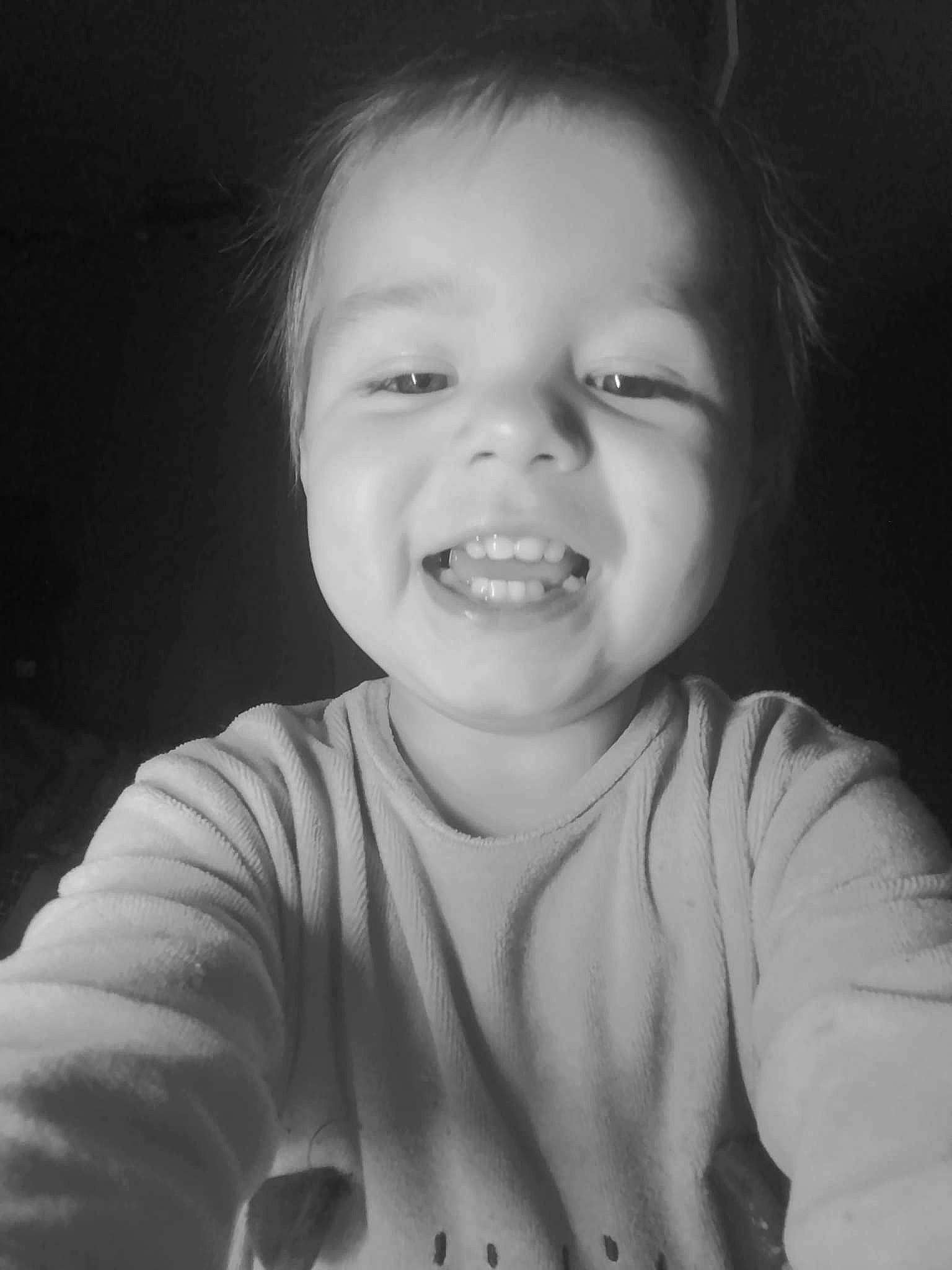 Léo participe au concours pour gagner de l'argent avec cette photo : black_and_white, cheek, chin, eye, eyebrow, flash_photography, gesture, hair, happy, human_body, iris, jaw, lip, mouth, neck, nose, person, skin, sleeve, smile