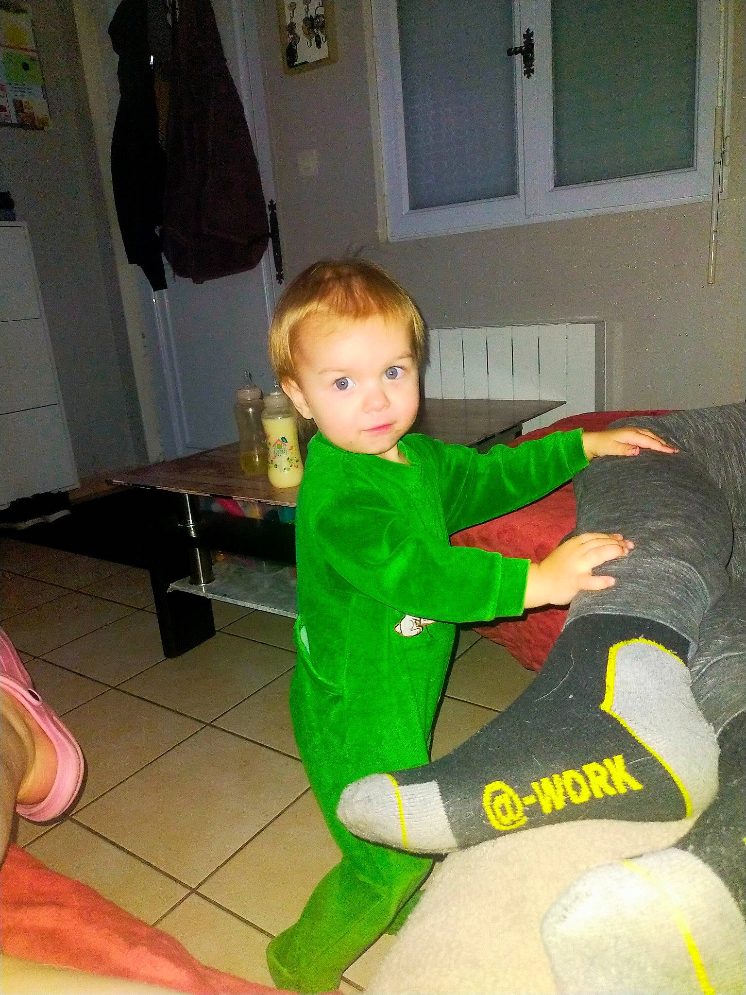 Léo participe au concours pour gagner de l'argent avec cette photo : baby_toddler_clothing, child, comfort, door, floor, flooring, fun, human_leg, joint, knee, lap, person, personal_protective_equipment, room, sleeve, sneakers, sock, sportswear, standing, thigh
