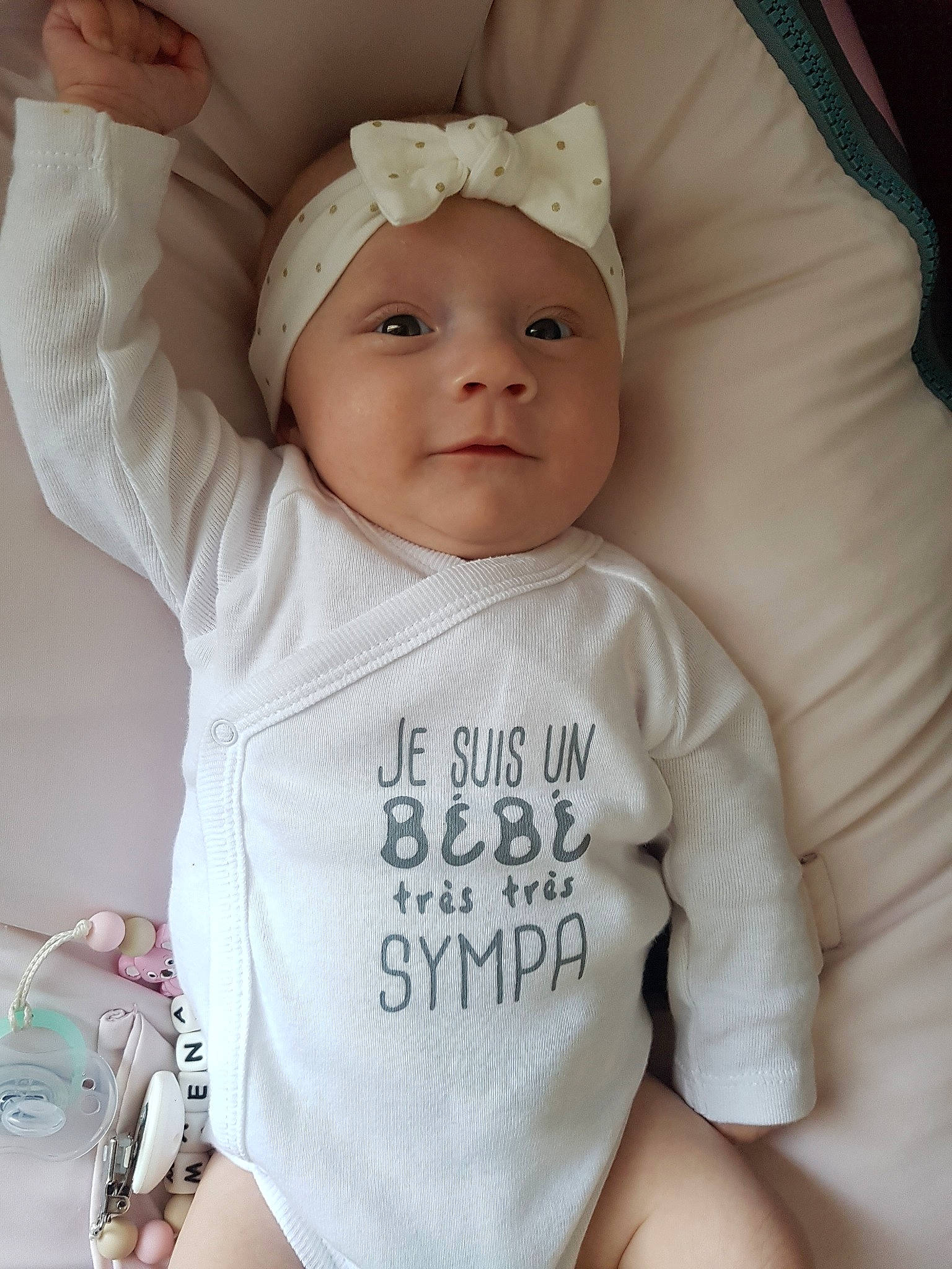 Maena participe au concours pour gagner de l'argent avec cette photo : baby, baby_products, baby_safety, baby_sleeping, baby_toddler_clothing, cap, cheek, child, comfort, eye, eyelash, fashion_accessory, happy, headwear, iris, lip, person, sleeve, t_shirt, textile