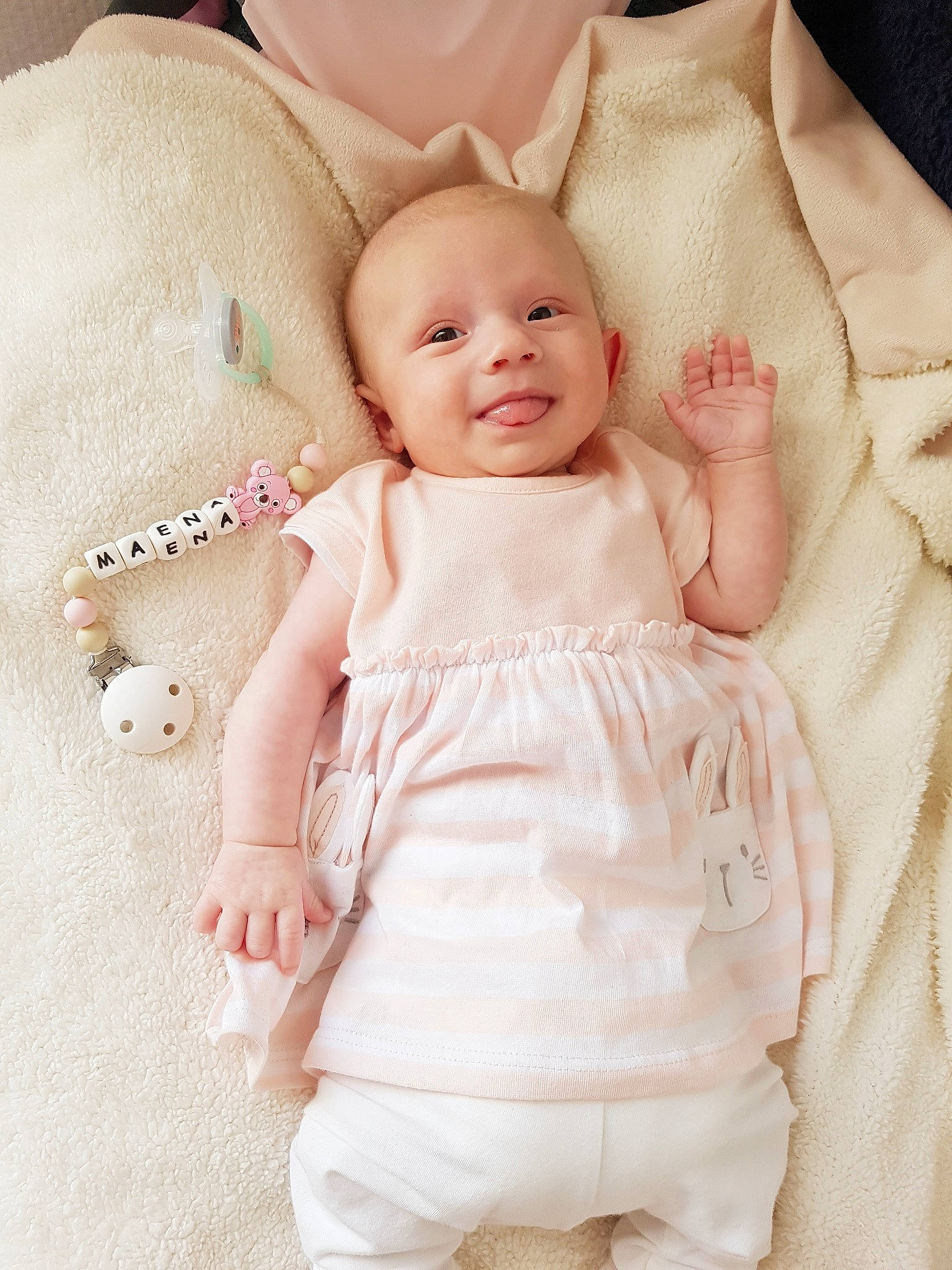 Maena a rejoint le concours — aidez-le/la à gagner de superbes lots ! arm, baby, baby_toddler_clothing, cheek, child, collar, comfort, face, happy, linens, pattern, peach, person, pink, product, skin, sleeve, smile, textile, toddler