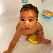 Manoé a rejoint le concours — aidez-le/la à gagner de superbes lots ! baby, child, bathtub, toy, water, curious, innocent, sitting, skin, face, hand, foot, play, colorful, bath, young, indoor, portrait, cute, expression