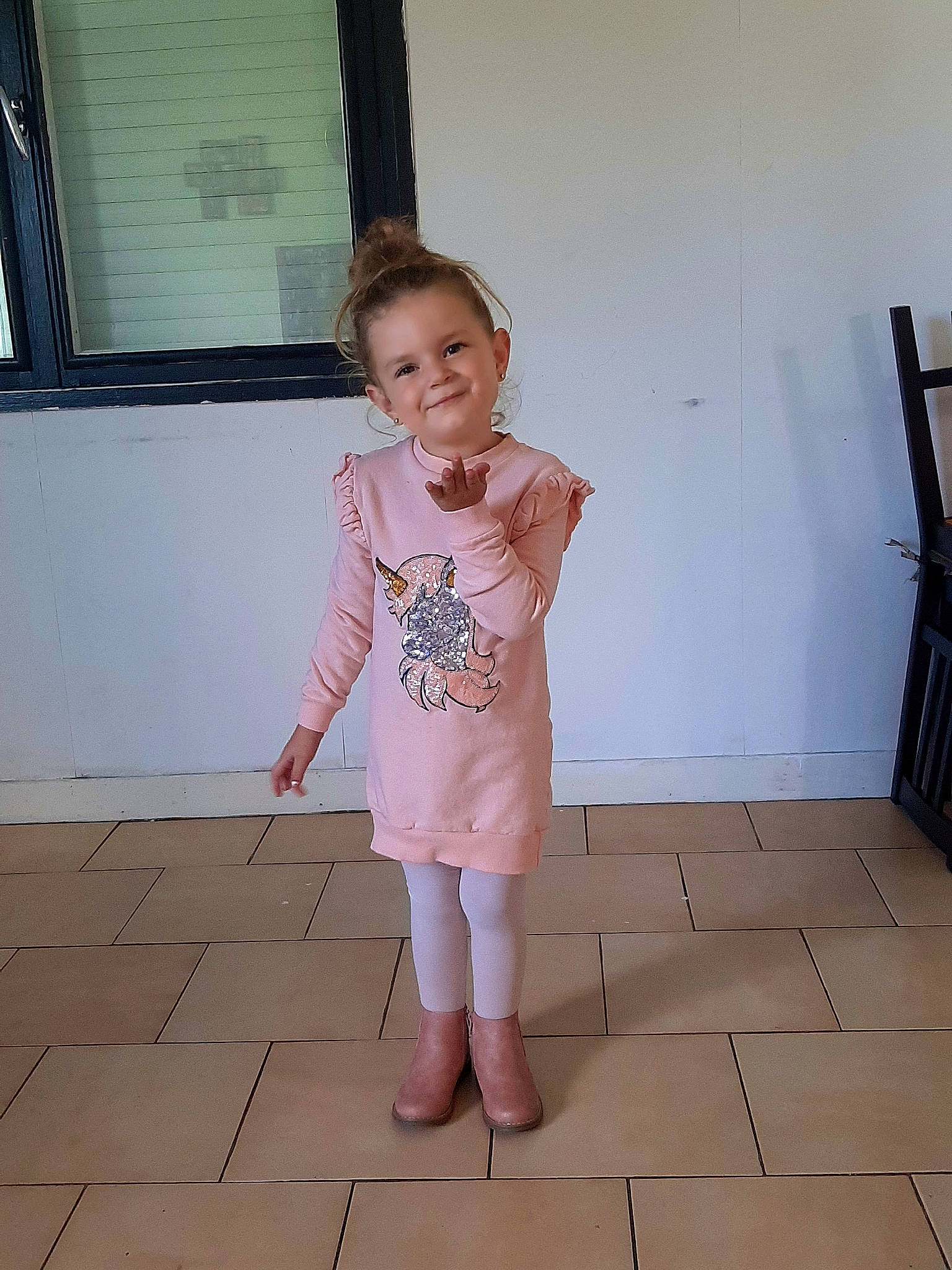 Inaya F a rejoint le concours — aidez-le/la à gagner de superbes lots ! baby, baby_toddler_clothing, barefoot, eye, facial_expression, floor, flooring, fun, hair, happy, joint, joy, leg, person, shoulder, skin, sleeve, smile, standing, t_shirt