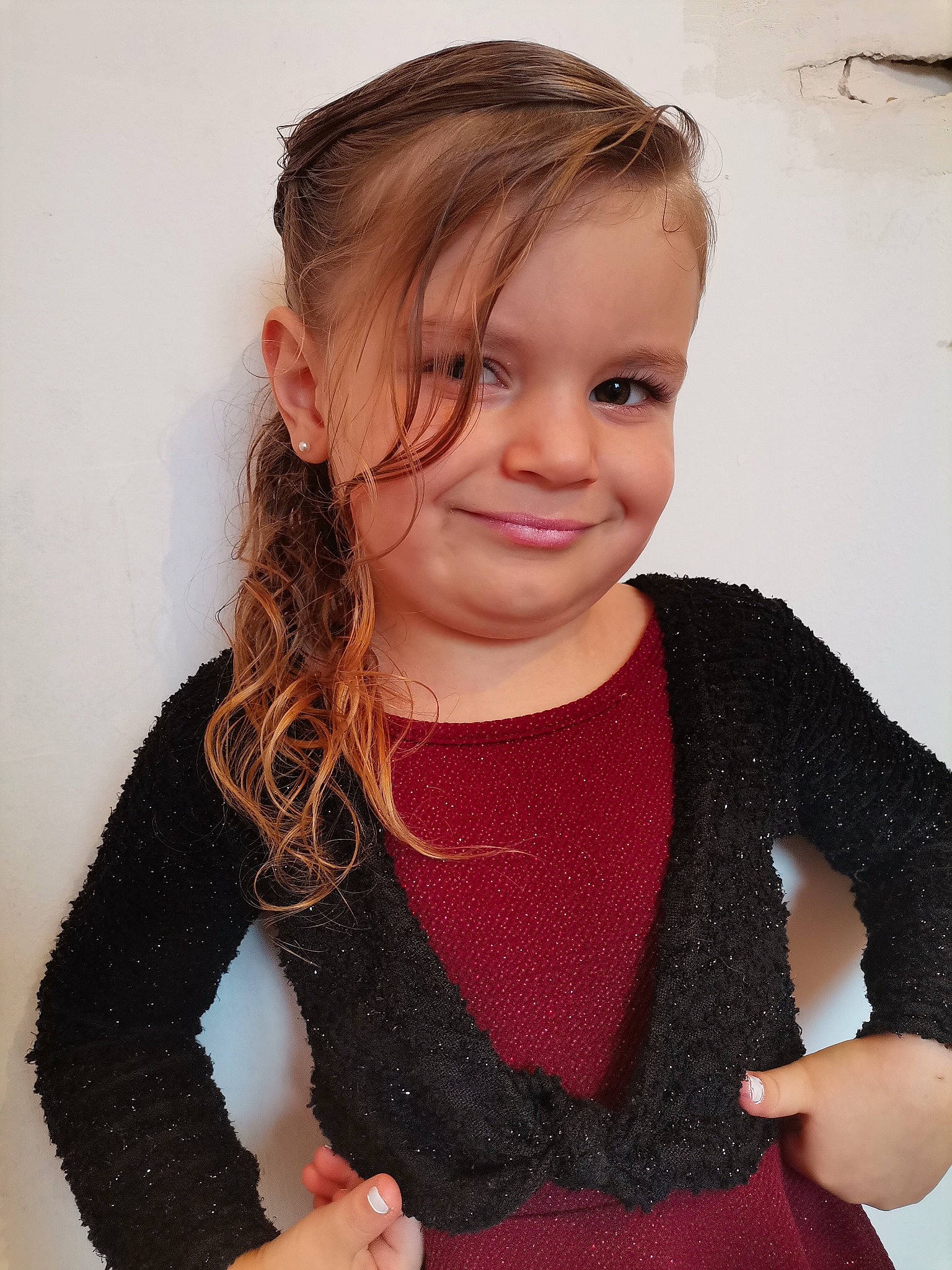 Inaya F a rejoint le concours — aidez-le/la à gagner de superbes lots ! arm, eyelash, face, finger, gesture, hair, hand, happy, head, headgear, iris, joy, lip, neck, outerwear, person, shoulder, skin, sleeve, smile