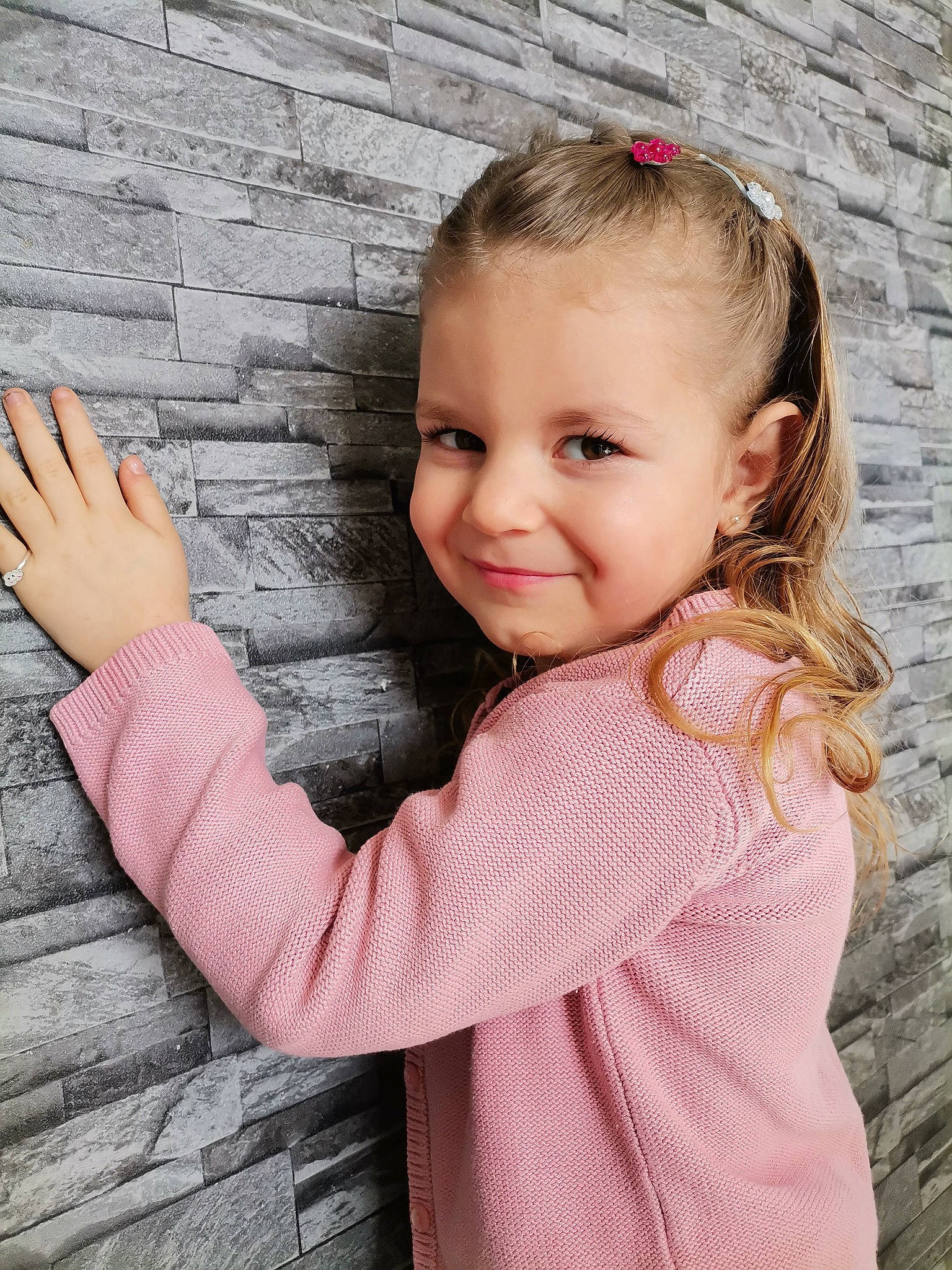 Inaya F a rejoint le concours — aidez-le/la à gagner de superbes lots ! cheek, dress, eye, facial_expression, flash_photography, gesture, hair, hairstyle, happy, iris, joint, joy, lip, neck, person, plant, skin, sleeve, smile, standing