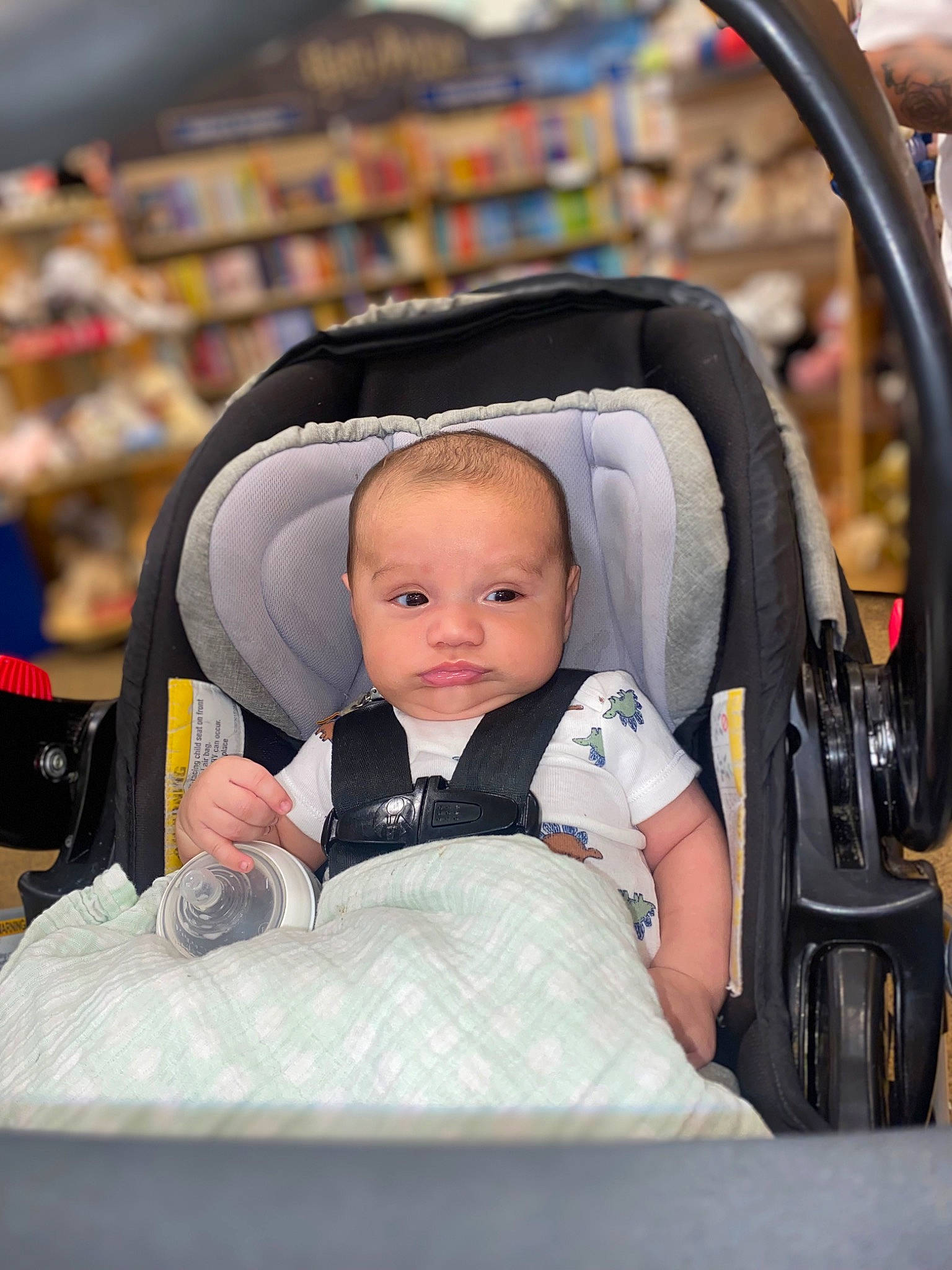 Nicasio is registered to the contest to win money with this photo: audio_equipment, auto_part, automotive_design, baby, baby_carriage, baby_products, baby_safety, baby_toddler_clothing, bag, car_seat, chair, child, comfort, eyewear, fashion_accessory, fun, motor_vehicle, person, sitting, steering_wheel