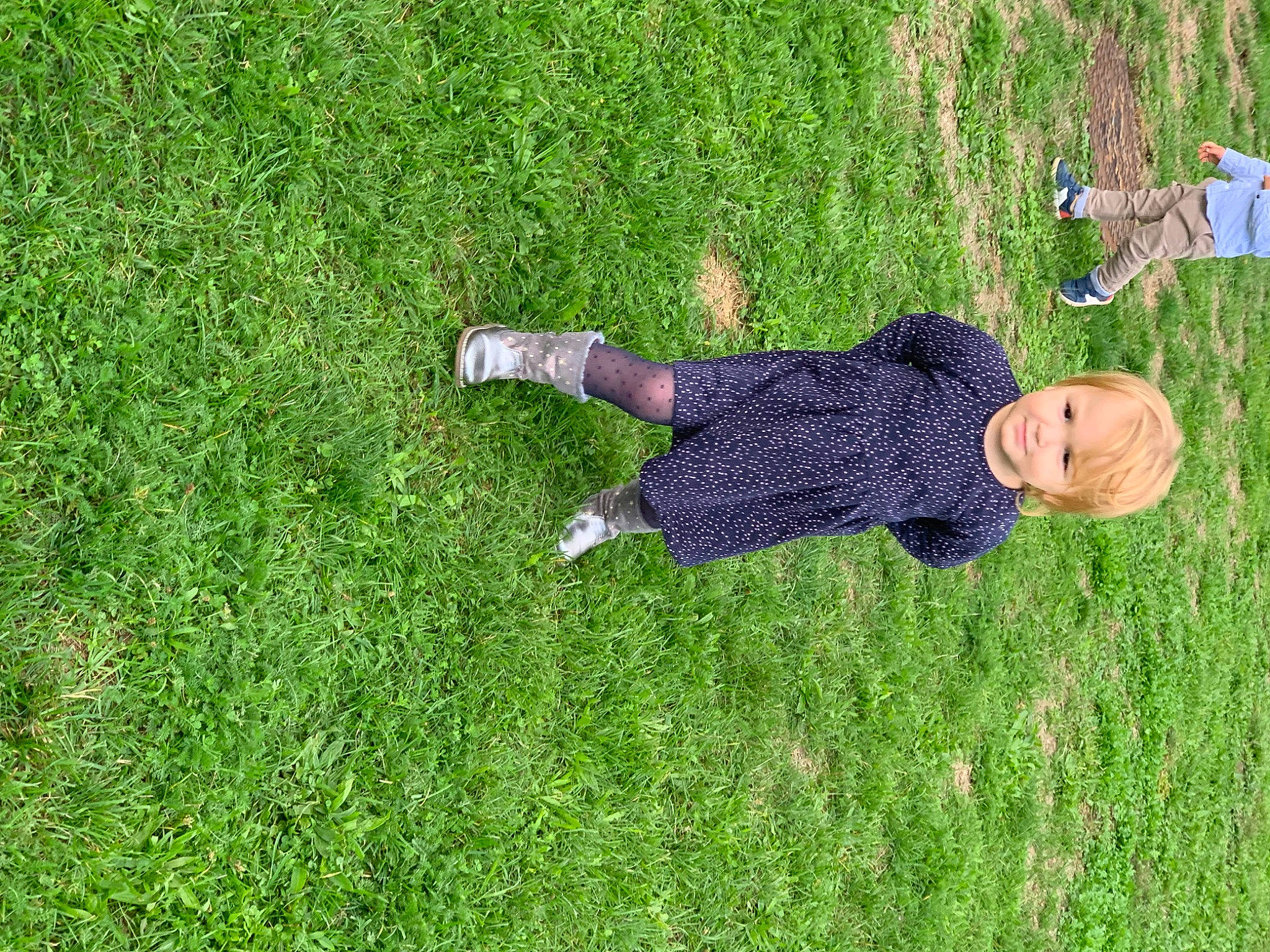 Léana a rejoint le concours — aidez-le/la à gagner de superbes lots ! artificial_turf, flooring, fun, garden, grass, grassland, green, groundcover, landscape, landscaping, lawn, leisure, meadow, pasture, people_in_nature, person, plant, recreation, shrub, toddler