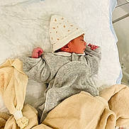 Hayat Ahmed a rejoint le concours — aidez-le/la à gagner de superbes lots ! newborn, baby, sleeping, hat, blanket, towel, clothing, infant, cute, soft, resting, bed, cozy, wrapped, small, peaceful, indoors, person, child, wearing