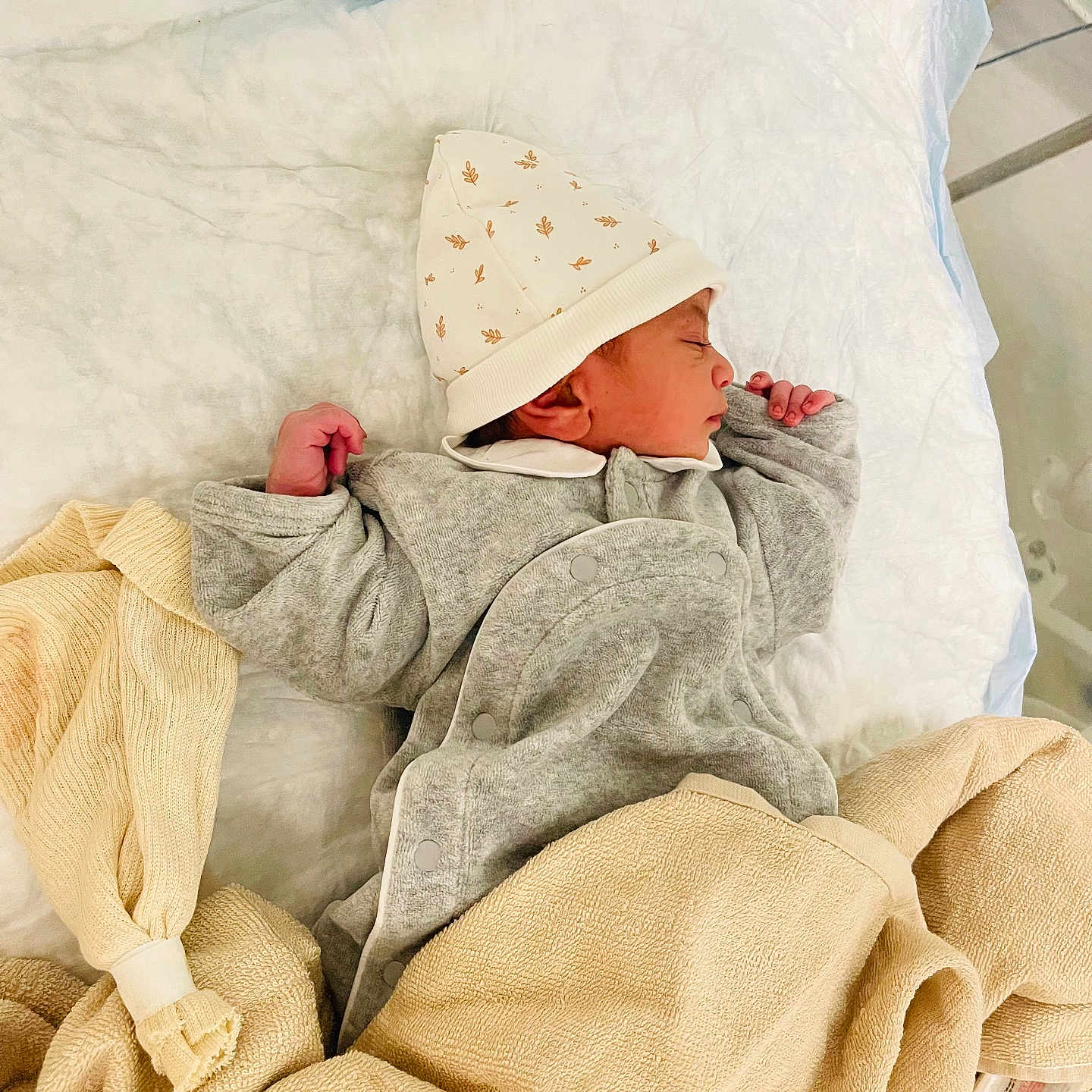 Hayat Ahmed a rejoint le concours — aidez-le/la à gagner de superbes lots ! baby, bed, blanket, child, clothing, cozy, cute, hat, indoors, infant, newborn, peaceful, person, resting, sleeping, small, soft, towel, wearing, wrapped