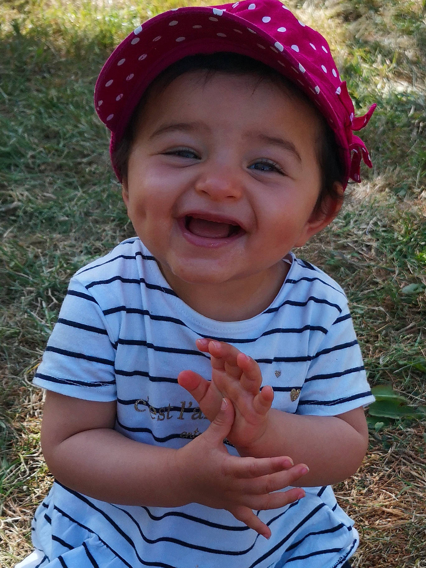 Nour a rejoint le concours — aidez-le/la à gagner de superbes lots ! arm, baby_toddler_clothing, cap, chin, clothing, eye, face, facial_expression, gesture, hand, happy, head, joy, lip, mouth, nose, people_in_nature, person, photograph, skin