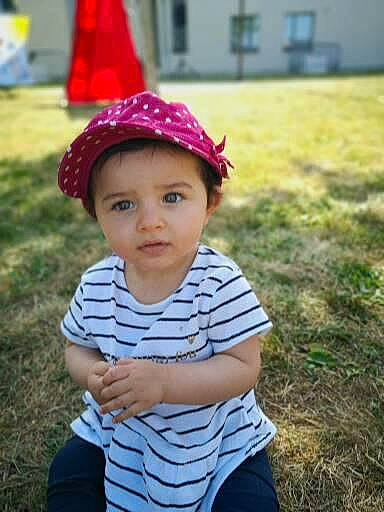 Nour participe au concours pour gagner de l'argent avec cette photo : baby_toddler_clothing, cap, child, clothing, cool, fashion_accessory, fun, grass, grassland, happy, hat, headgear, headwear, leisure, lip, pattern, people_in_nature, person, plant, recreation
