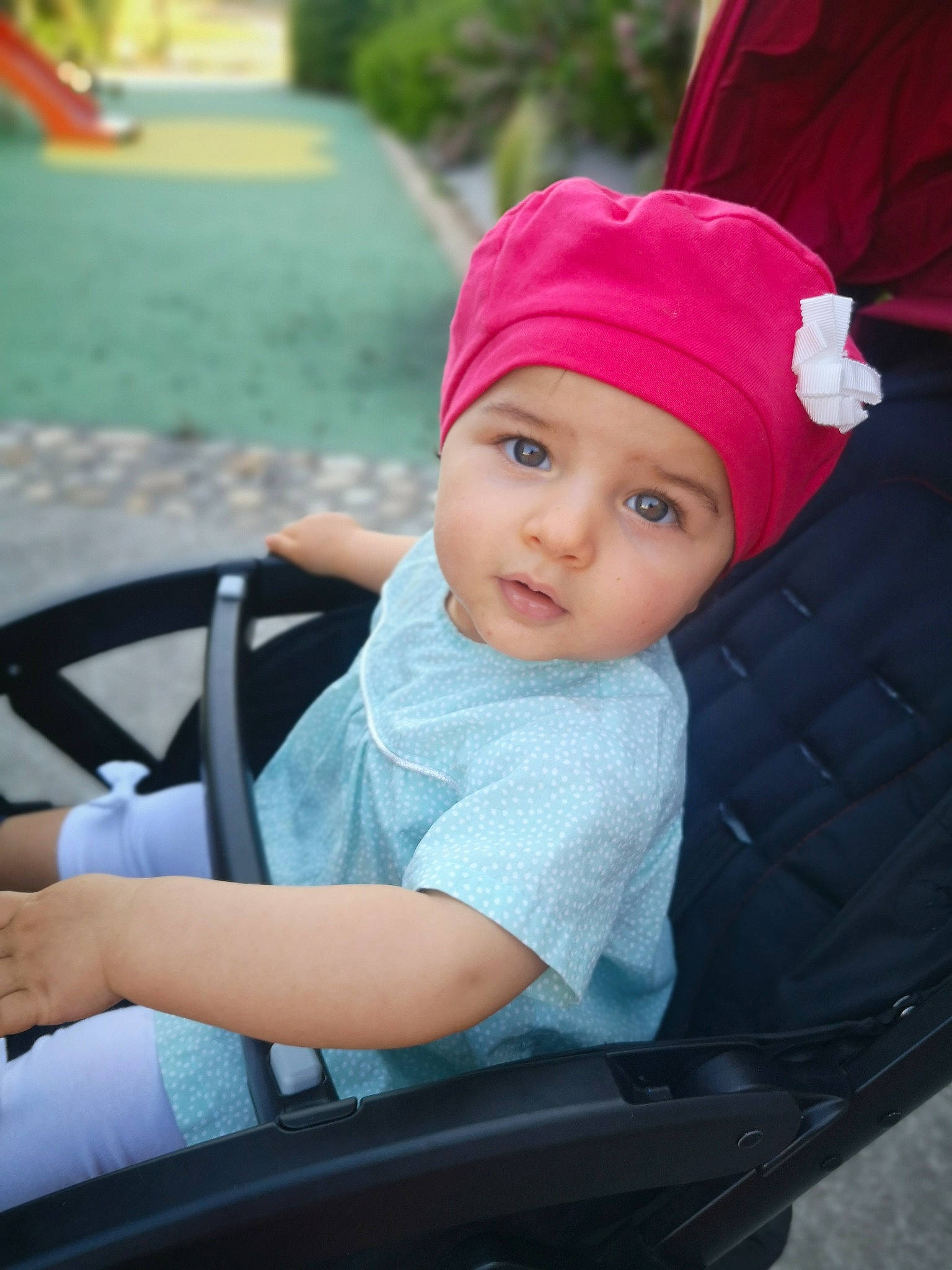 Nour participe au concours pour gagner de l'argent avec cette photo : auto_part, automotive_design, baby, baby_carriage, beauty, cap, car_seat, child, comfort, cool, facial_expression, grass, headwear, motor_vehicle, person, plant, product, steering_wheel, tire, toddler