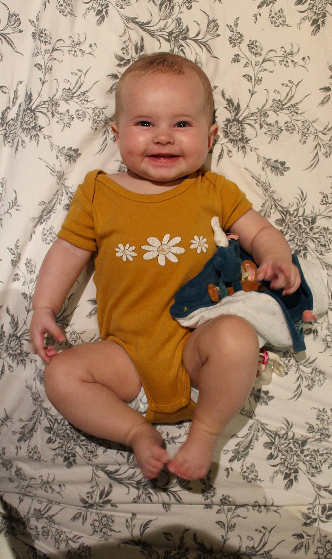 Selena a rejoint le concours — aidez-le/la à gagner de superbes lots ! arm, baby, baby_toddler_clothing, cheek, child, eye, facial_expression, finger, happy, human_leg, joy, pattern, person, pink, sitting, skin, sleeve, smile, standing, t_shirt