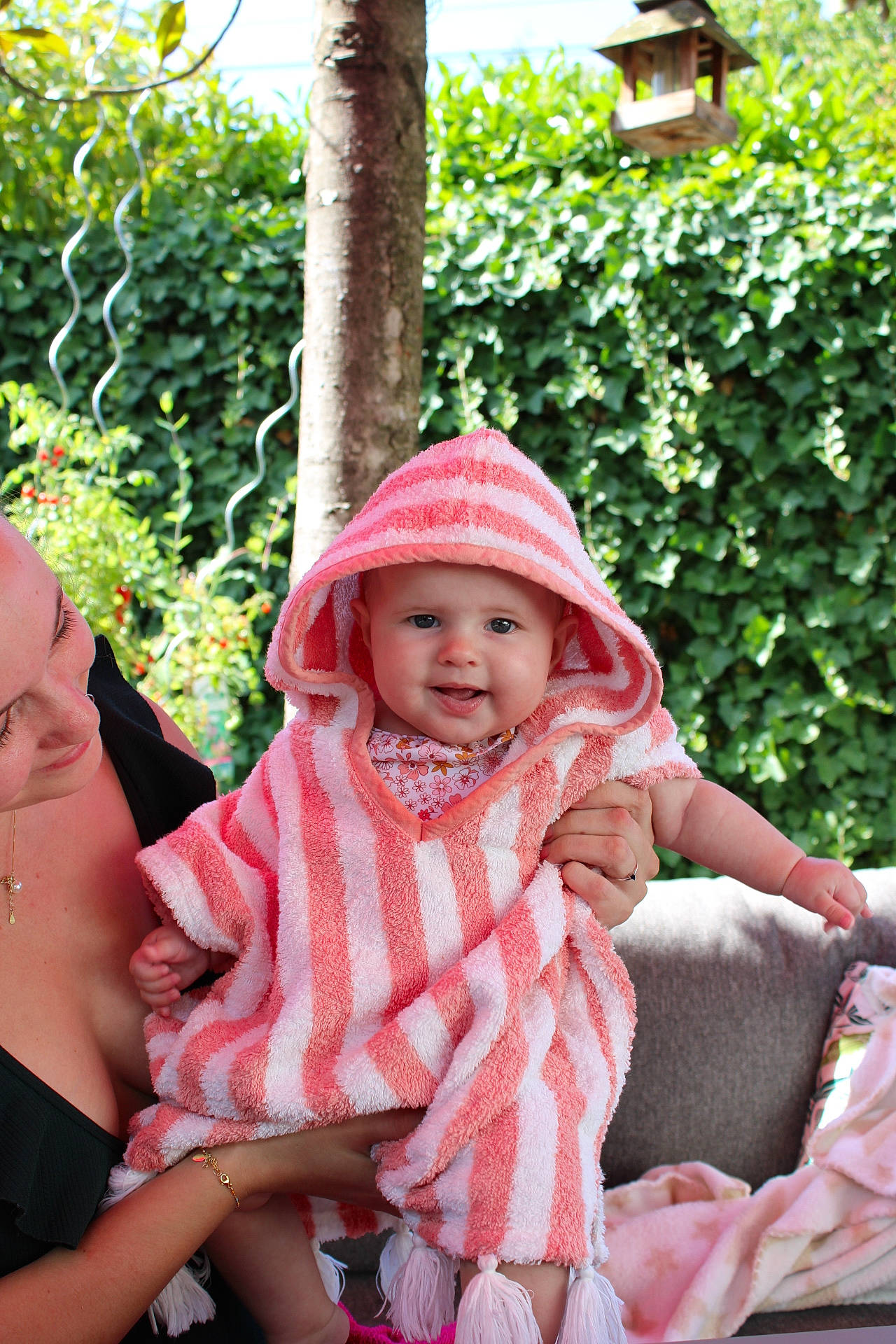 Selena participe au concours pour gagner de l'argent avec cette photo : baby, baby_toddler_clothing, child, event, grass, happy, headwear, joy, leaf, leisure, lip, pattern, people_in_nature, person, pink, plant, recreation, sitting, skin, smile