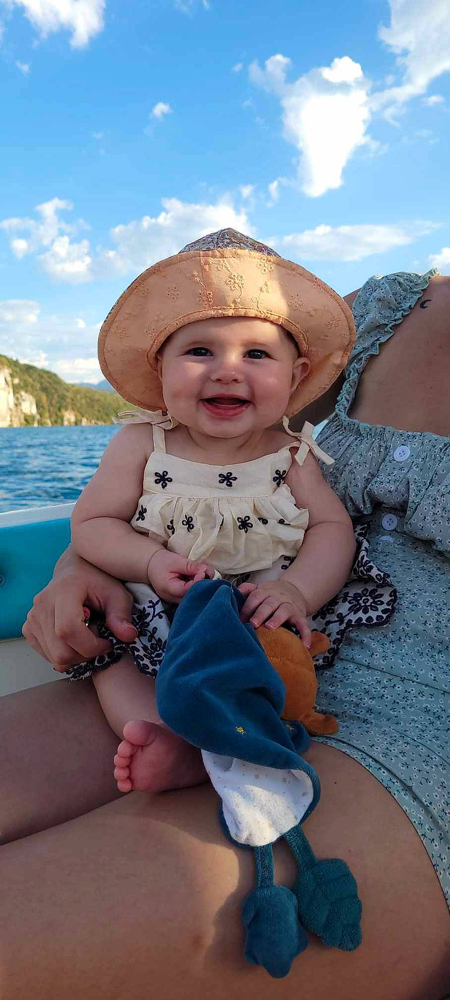 Selena a rejoint le concours — aidez-le/la à gagner de superbes lots ! baby, baby_toddler_clothing, blue, child, cloud, face, fashion_accessory, flash_photography, fun, happy, head, headgear, headwear, joy, person, sitting, skin, sky, smile, summer