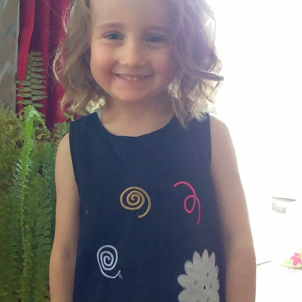 Valentine participe au concours pour gagner de l'argent avec cette photo : child, child_model, clothing, dress, joy, neck, pattern, person, pink, sleeve, sleeveless_shirt, smile, t_shirt, textile, toddler, top