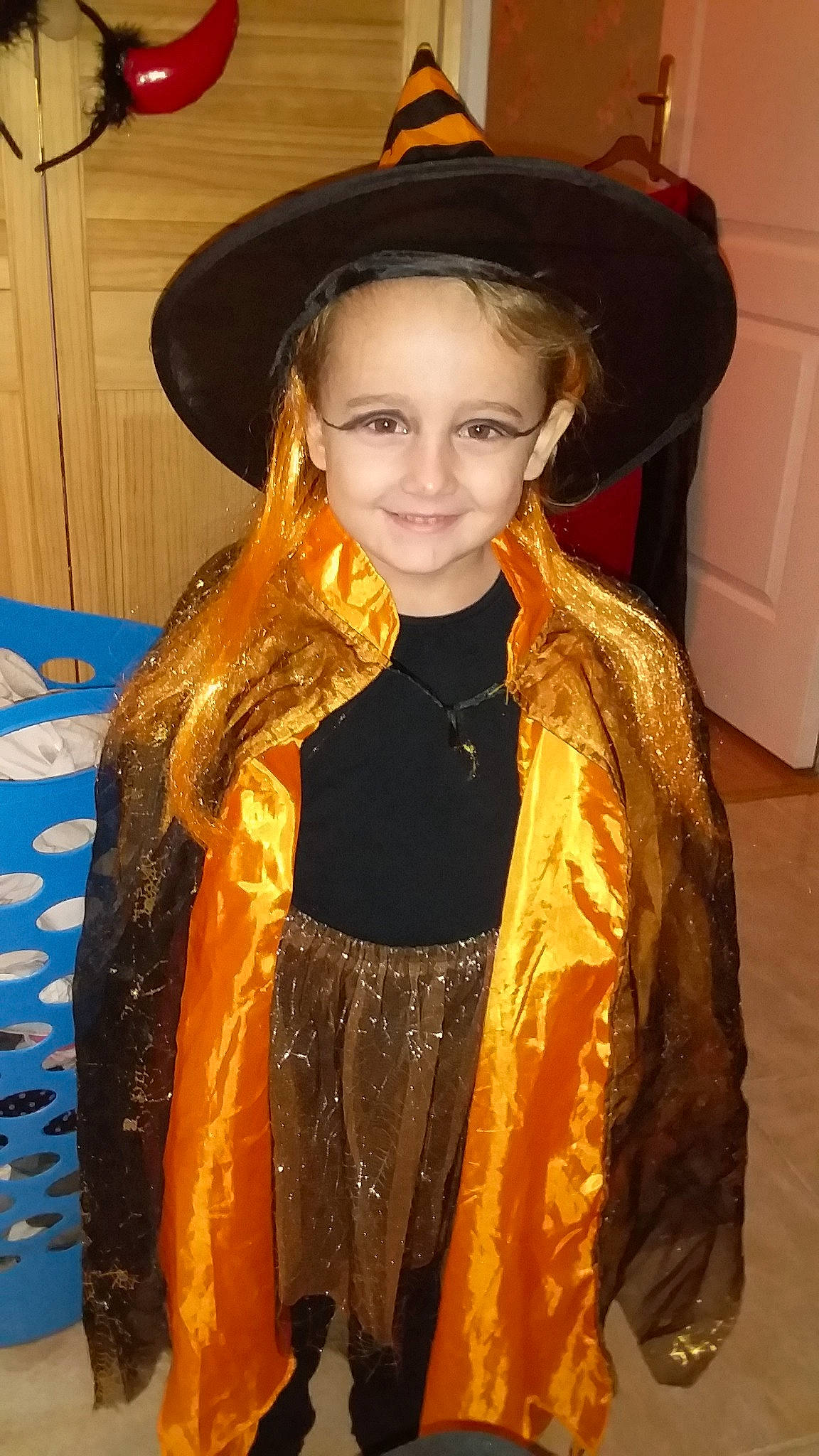 Valentine a rejoint le concours — aidez-le/la à gagner de superbes lots ! clothing, costume, headgear, joy, lady, long_hair, outerwear, person