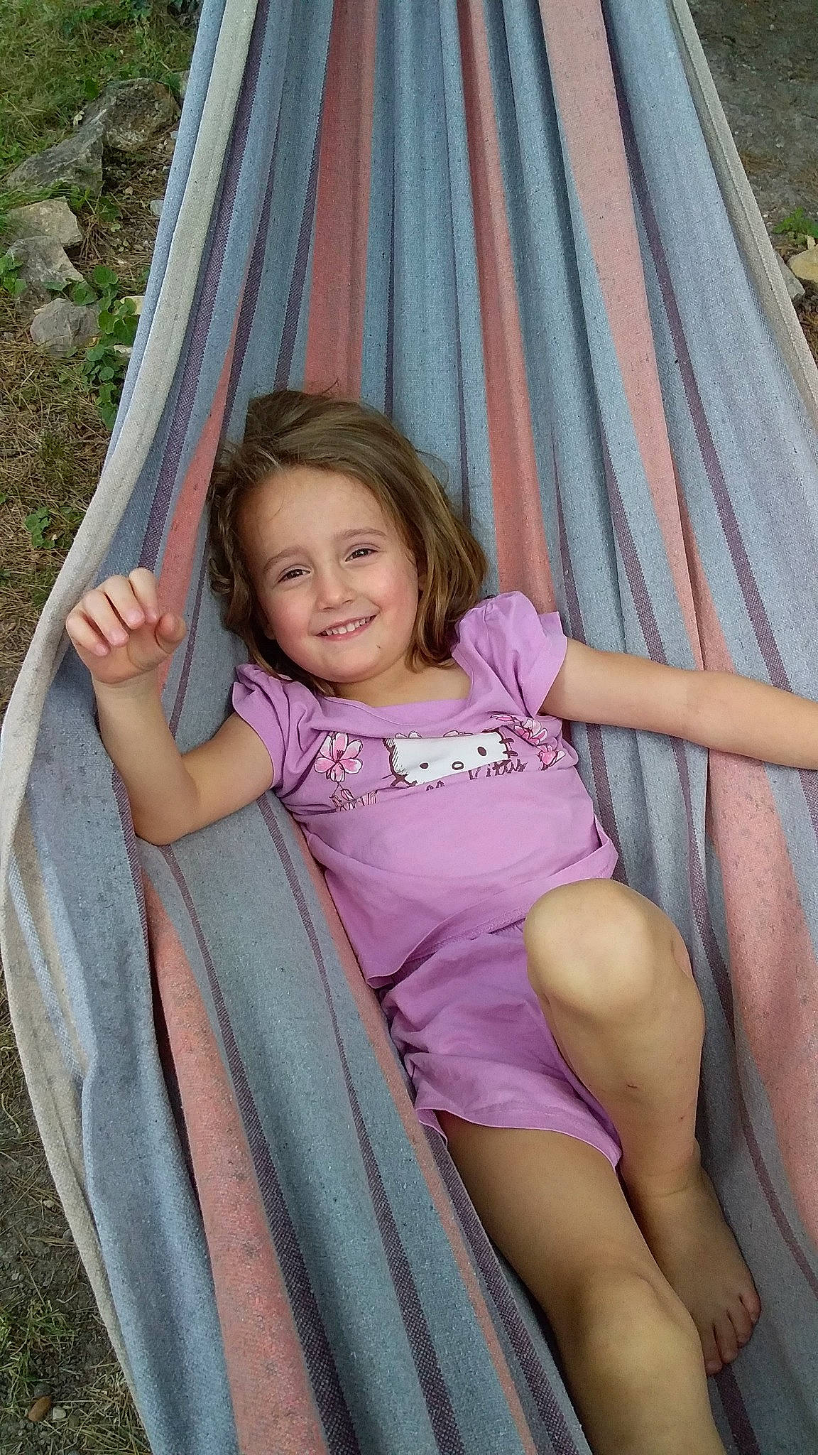 Valentine a rejoint le concours — aidez-le/la à gagner de superbes lots ! child, child_model, fun, hammock, joy, leisure, outdoor_play_equipment, person, pink, sitting, smile, tree, vacation