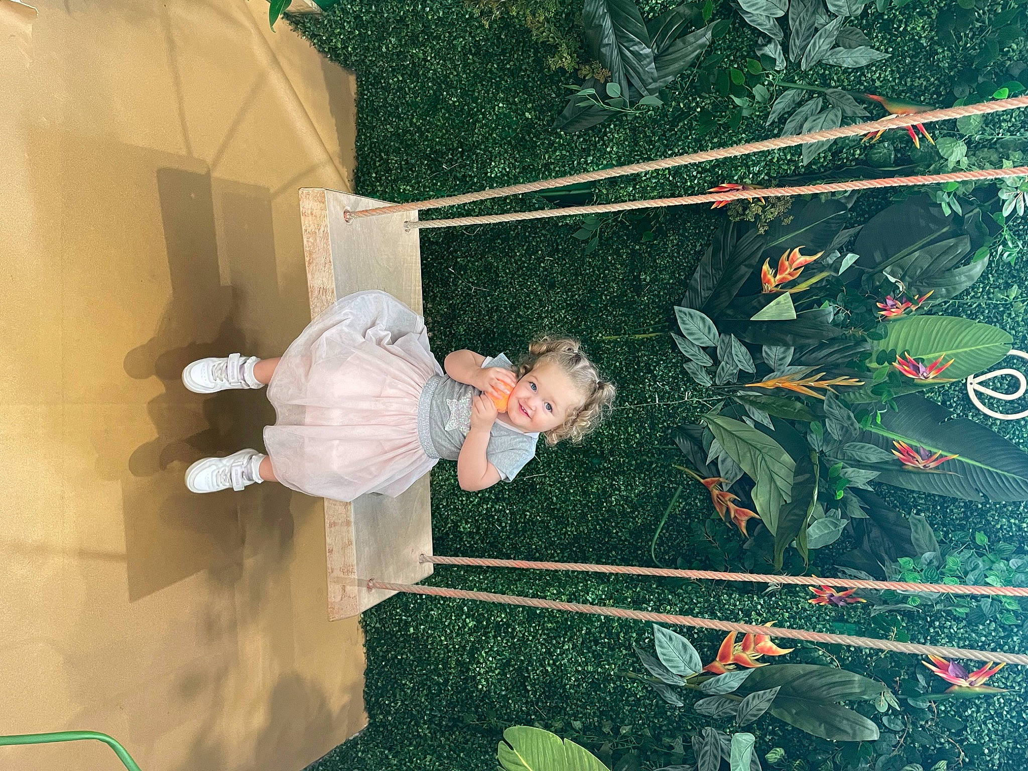 Souhïla a rejoint le concours — aidez-le/la à gagner de superbes lots ! conifer, event, fir, fun, grass, green, happy, holiday, joy, leisure, net, organism, person, plant, room, space, tree, world, yard