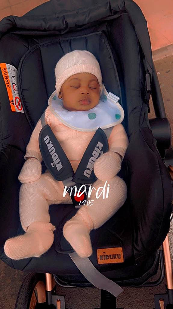 Maelys participe au concours pour gagner de l'argent avec cette photo : auto_part, baby, baby_carriage, baby_products, baby_safety, baby_toddler_clothing, car_seat, chair, child, comfort, face, headwear, human_leg, knee, person, personal_protective_equipment, product, service, sitting, thigh