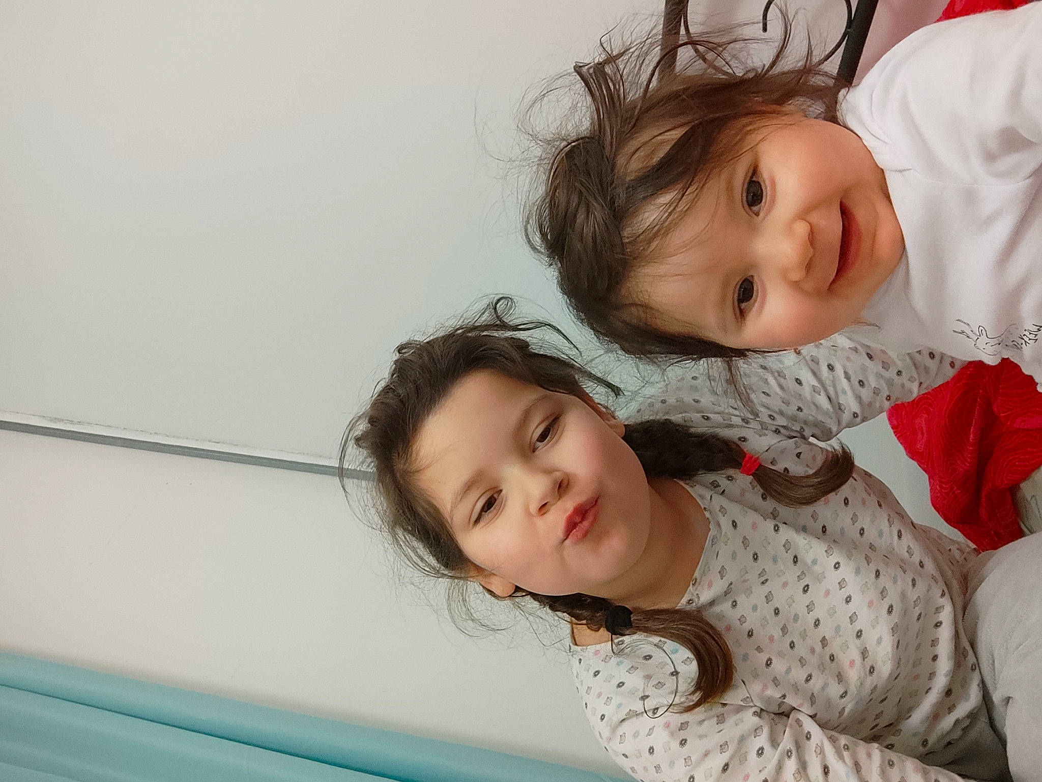 Emilie a rejoint le concours — aidez-le/la à gagner de superbes lots ! baby_toddler_clothing, blond, child, comfort, fun, fur, happy, iris, joy, linens, lip, love, pattern, person, photo_shoot, portrait_photography, room, sitting, skin, sleeve