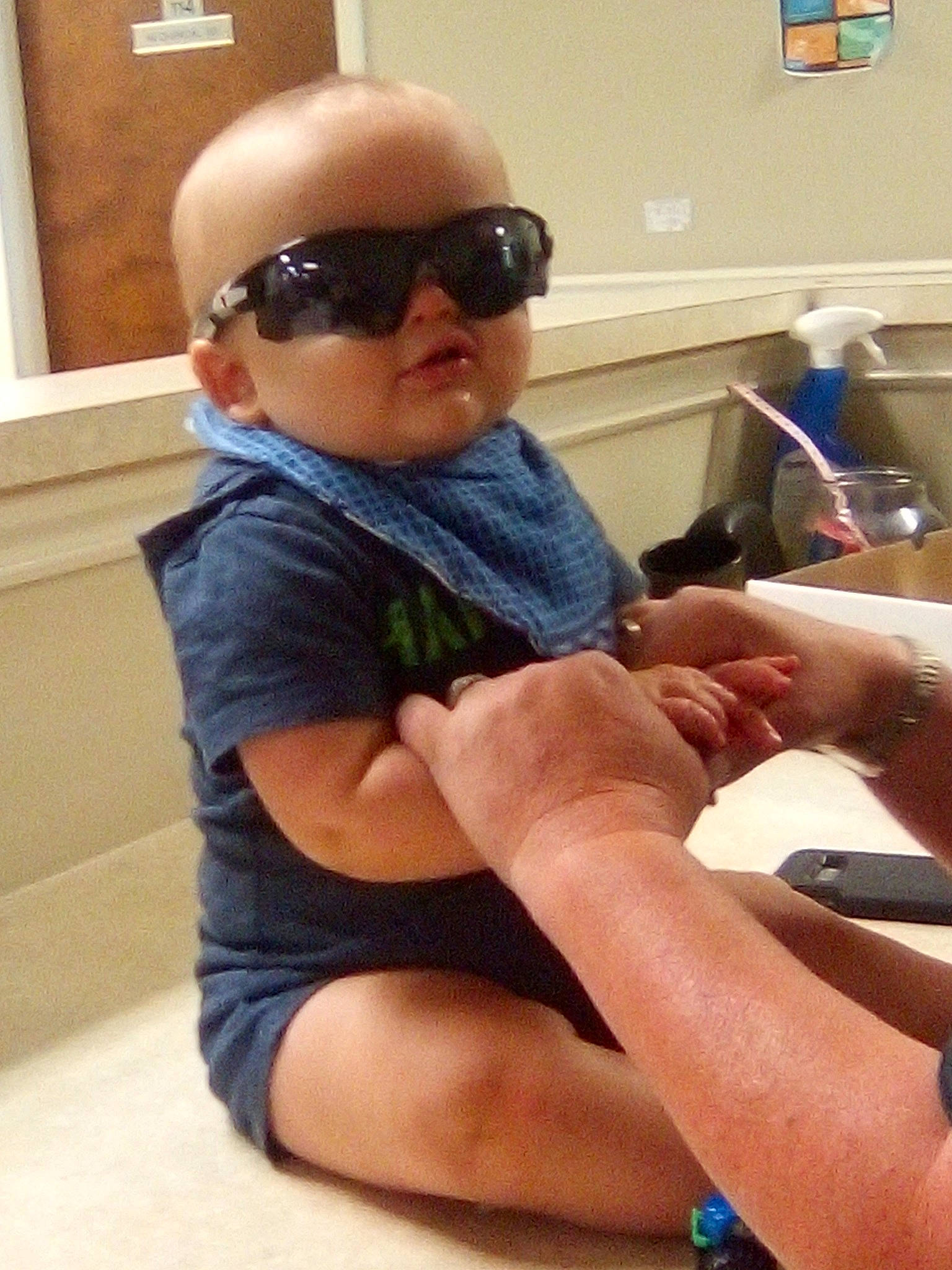 Elijah is registered to the contest to win money with this photo: arm, cool, eyewear, finger, glasses, hand, leg, muscle, person, photography, selfie, sunglasses, thigh, thumb