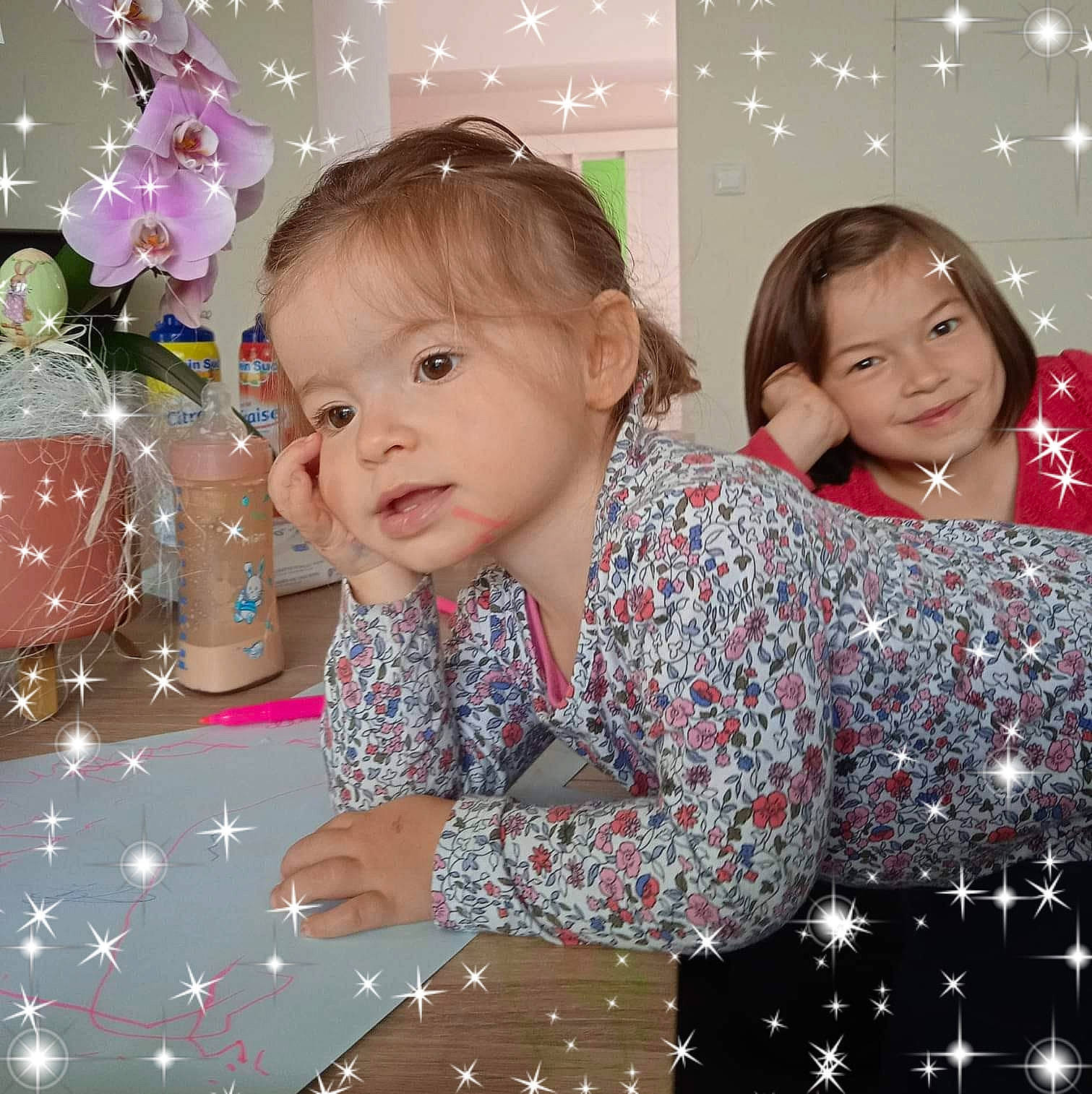 Clémence a rejoint le concours — aidez-le/la à gagner de superbes lots ! beauty, child, christmas, event, facial_expression, fun, hair, hairstyle, happy, holiday, joy, pattern, person, photograph, pink, skin, sleeve, smile, snapshot, table