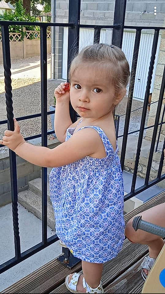 Clémence a rejoint le concours — aidez-le/la à gagner de superbes lots ! blond, child, electric_blue, fashion_design, finger, fun, hairstyle, happy, human_leg, joint, knee, leisure, neck, pattern, person, sandal, shoulder, street_fashion, thigh, toddler