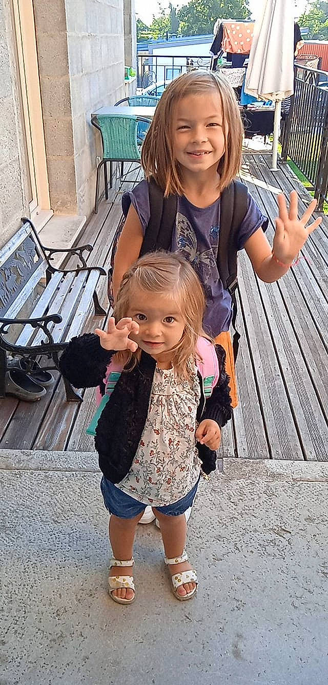 Clémence participe au concours pour gagner de l'argent avec cette photo : black, blue, clothing, eye, facial_expression, green, hairstyle, hand, happy, human, joint, joy, leg, organ, person, photograph, shoe, skin, smile, standing