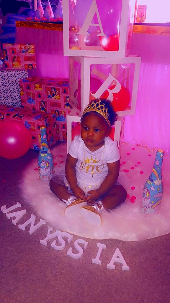 Janyssïa participe au concours pour gagner de l'argent avec cette photo : baby, baby_toddler_clothing, balloon, beauty, birthday, child, event, flooring, fun, happy, hat, leisure, magenta, party_supply, person, pink, play, purple, smile, toddler