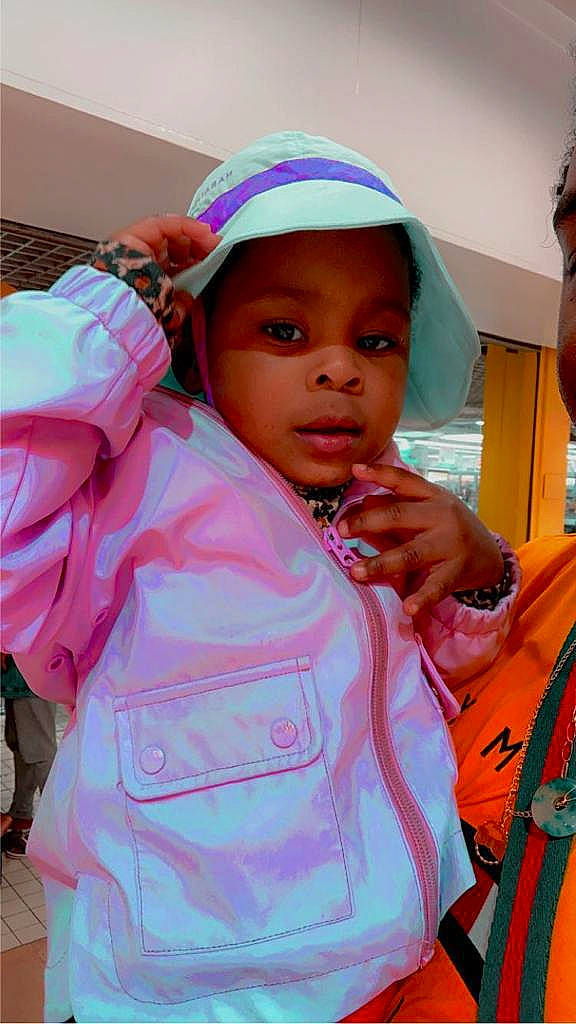 Janyssïa a rejoint le concours — aidez-le/la à gagner de superbes lots ! baby, baby_products, cap, cheek, child, event, fashion_accessory, fun, happy, leisure, lip, magenta, person, personal_protective_equipment, pink, recreation, skin, sleeve, toddler, tradition