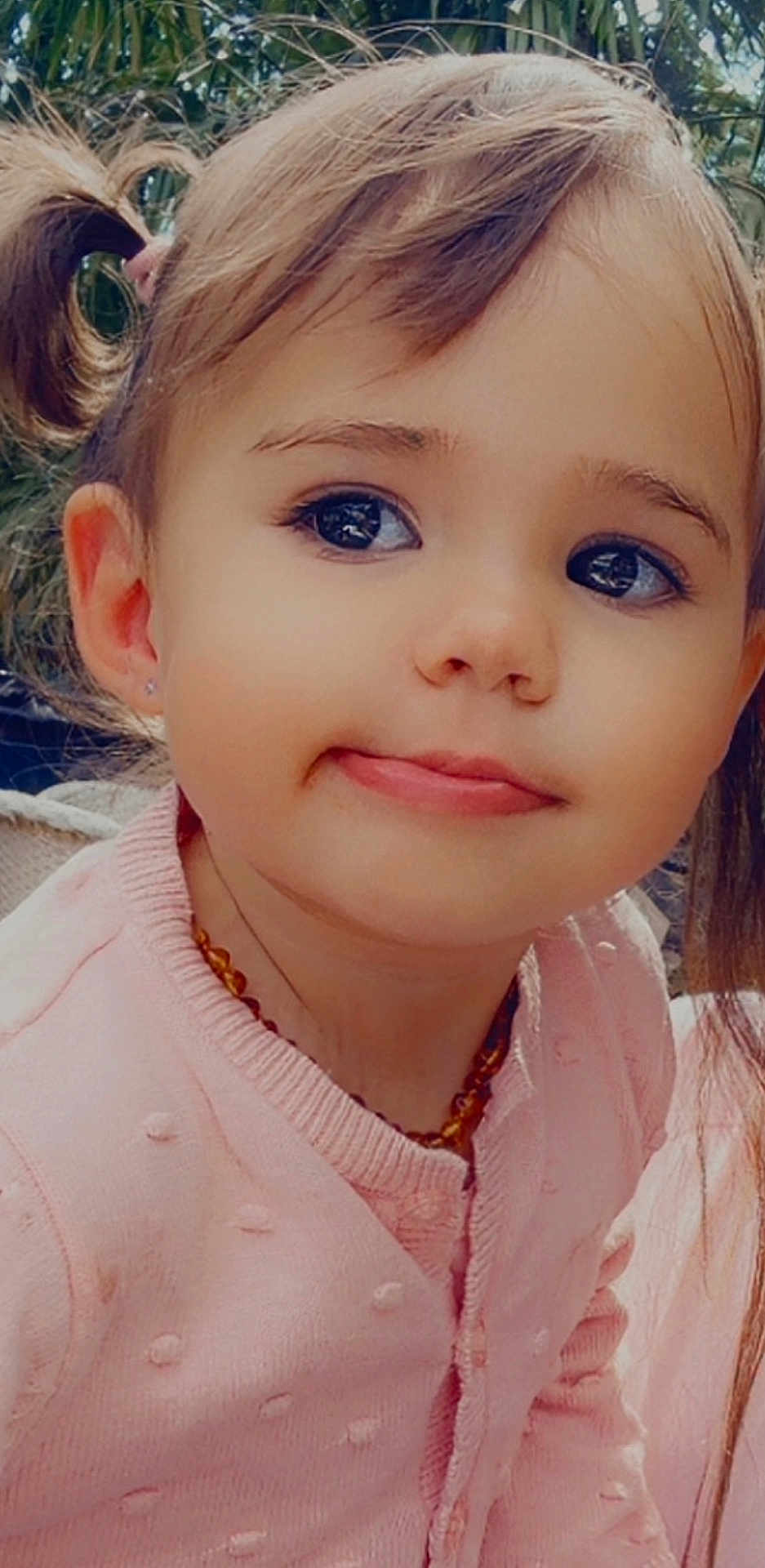 Margaux a rejoint le concours — aidez-le/la à gagner de superbes lots ! child, toddler, face, portrait, pink_sweater, hair_ponytail, necklace, outdoor, nature, cute, smile, young_child, person, eyelashes, skin, earrings, expression, clothing, fashion, childhood