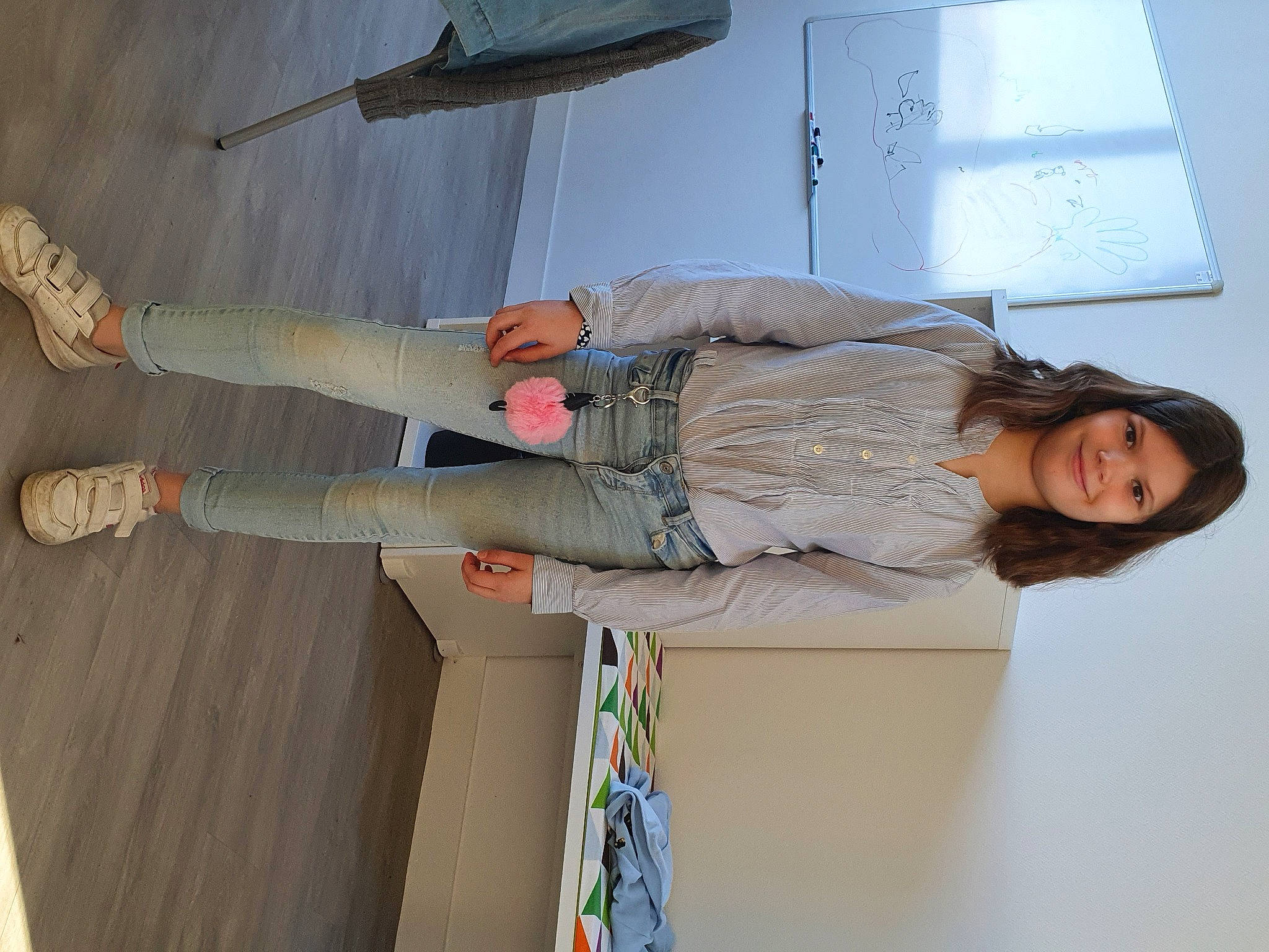 Alexia participe au concours pour gagner de l'argent avec cette photo : boot, comfort, elbow, flooring, fun, hardwood, human_leg, joint, joy, knee, leg, outdoor_shoe, person, plaster, room, shoe, thigh, walking_shoe, wood, wood_flooring