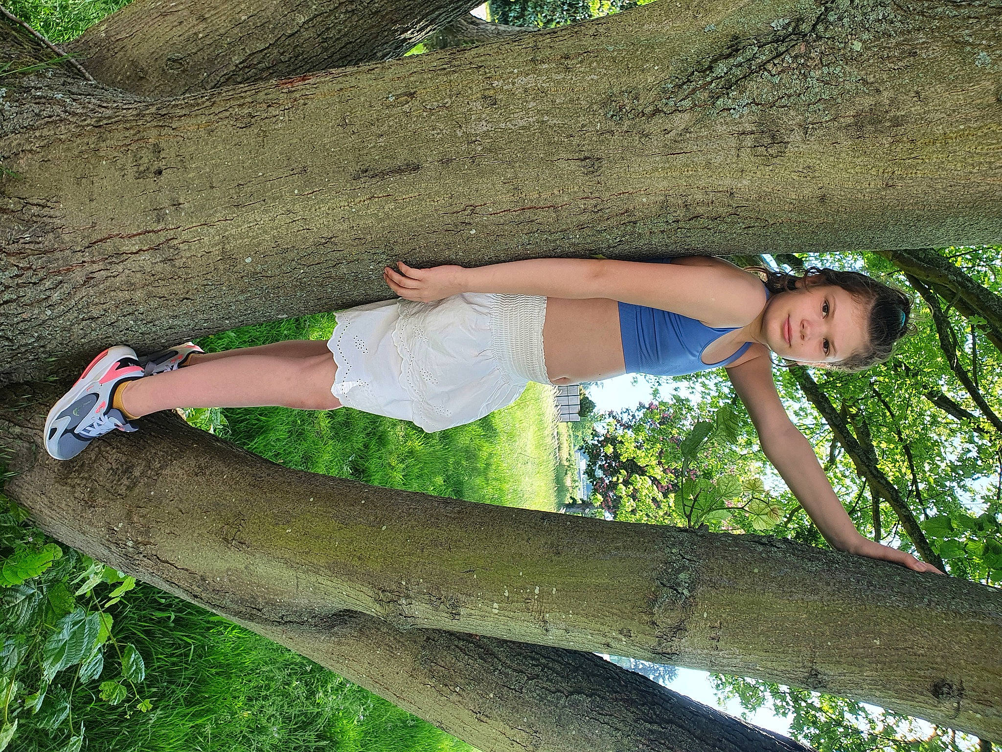 Alexia participe au concours pour gagner de l'argent avec cette photo : botany, elbow, fun, grass, green, hand, human_body, joint, leg, leisure, nature, organ, people_in_nature, person, plant, thigh, tree, trunk, wood, woody_plant