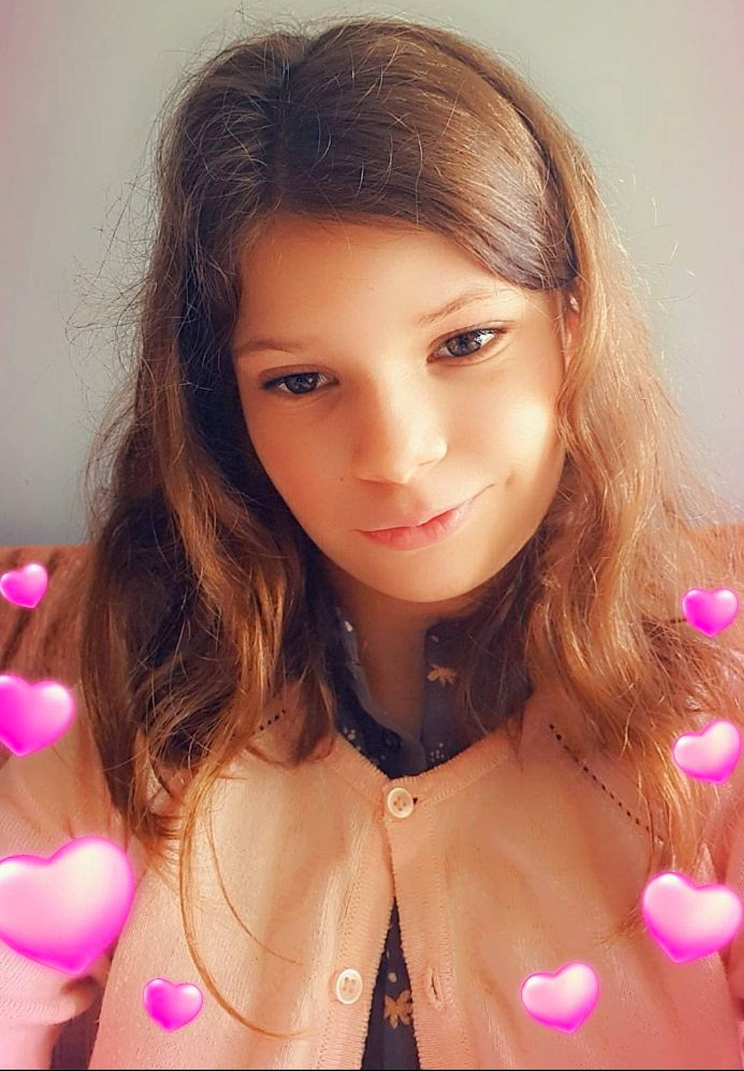 Alexia participe au concours pour gagner de l'argent avec cette photo : beauty, black_hair, cheek, chest, chin, eyebrow, eyelash, face, flash_photography, gesture, joy, layered_hair, lip, long_hair, magenta, material_property, muscle, neck, nose, person