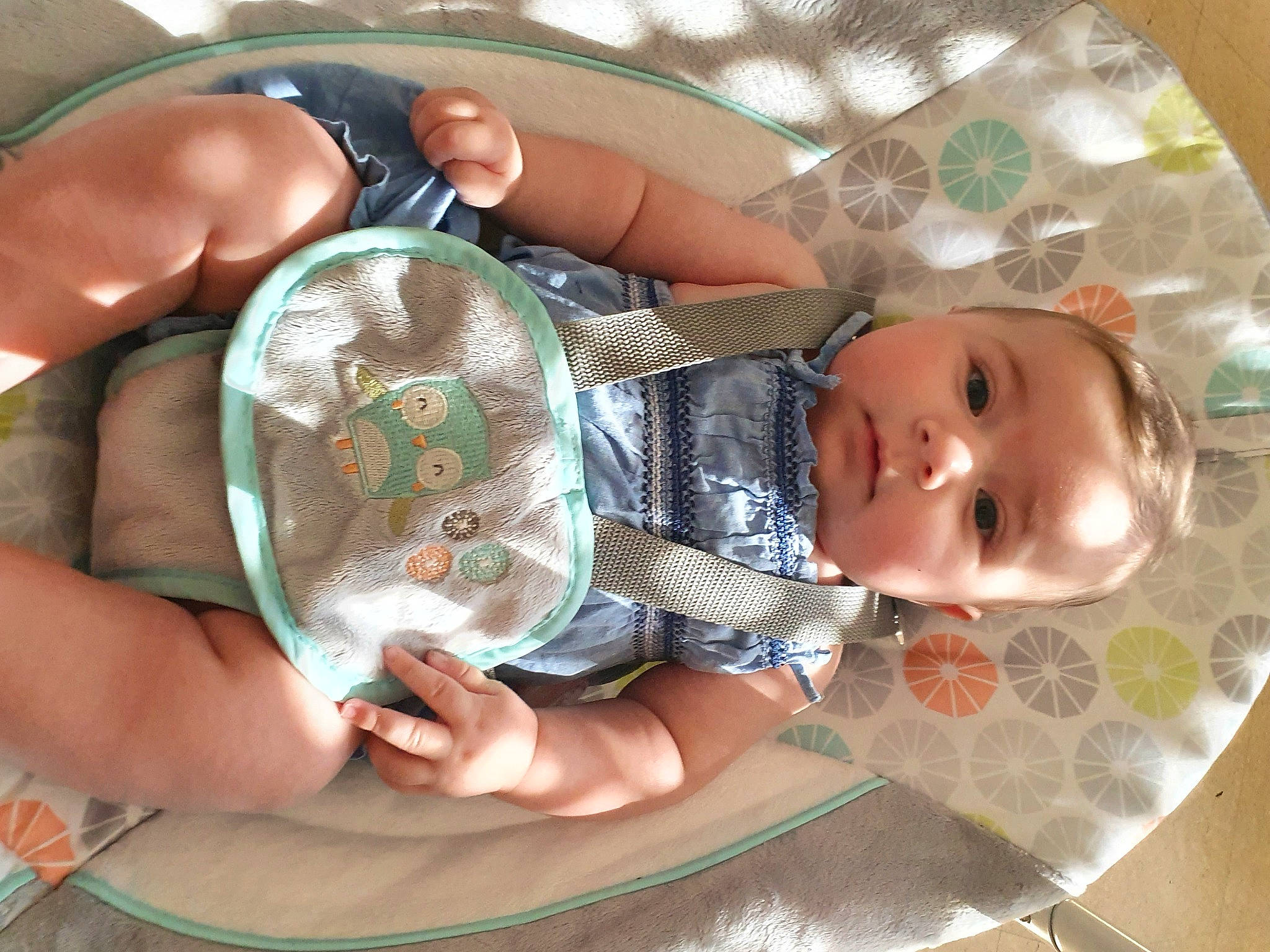 Eyana a rejoint le concours — aidez-le/la à gagner de superbes lots ! art, baby, baby_products, baby_toddler_clothing, child, circle, comfort, fashion_accessory, finger, gesture, hand, linens, musical_instrument, nail, pattern, person, smile, thumb, toddler, wood