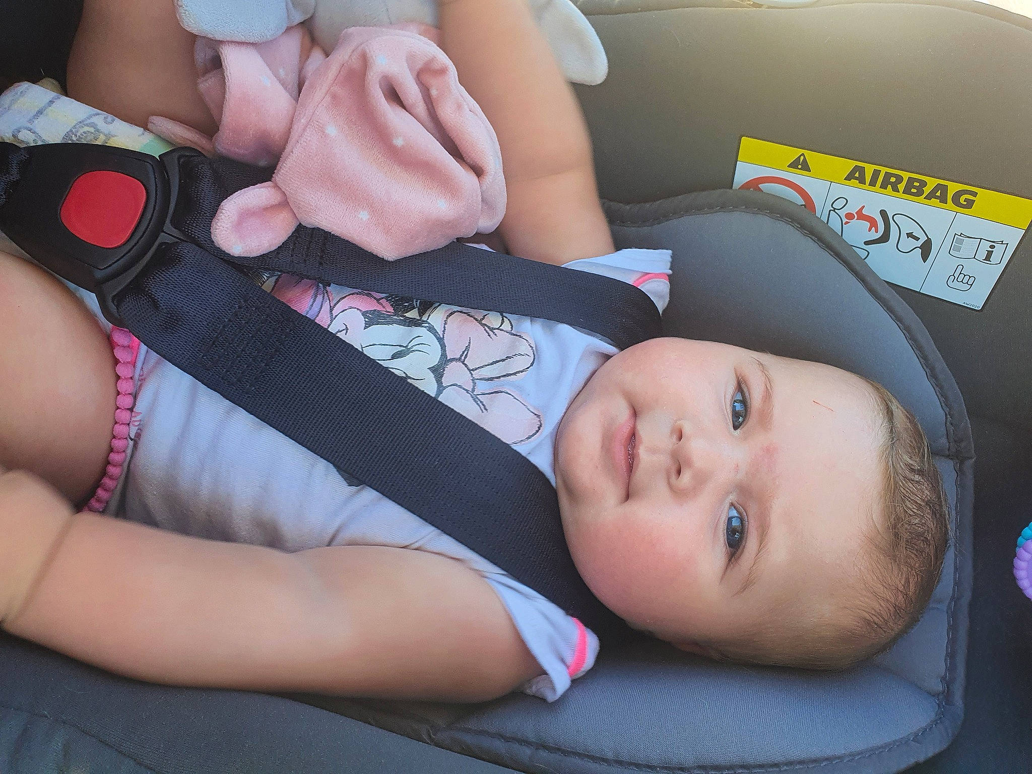 Eyana participe au concours pour gagner de l'argent avec cette photo : auto_part, baby, baby_products, baby_toddler_clothing, car_seat, cheek, child, comfort, elbow, finger, hand, human_leg, nail, pattern, person, sitting, skin, thigh, thumb, toddler