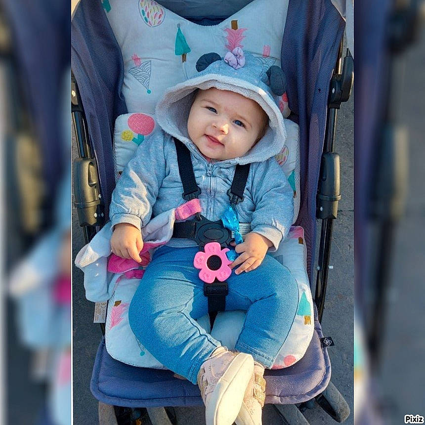 Eyana participe au concours pour gagner de l'argent avec cette photo : baby, baby_carriage, baby_products, baby_toddler_clothing, child, comfort, electric_blue, event, fun, glove, happy, headwear, jacket, leisure, people, person, product, recreation, smile, toddler