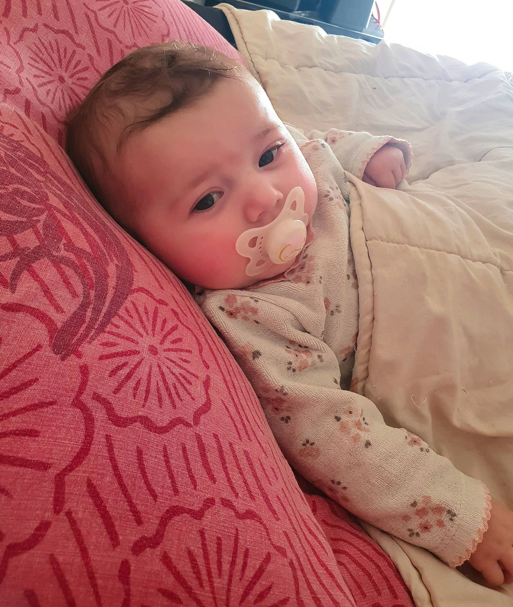 Eyana a rejoint le concours — aidez-le/la à gagner de superbes lots ! baby, baby_toddler_clothing, bedding, cheek, child, comfort, eye, eyebrow, head, iris, linens, lip, mouth, nose, person, pink, skin, sleeve, textile, toddler