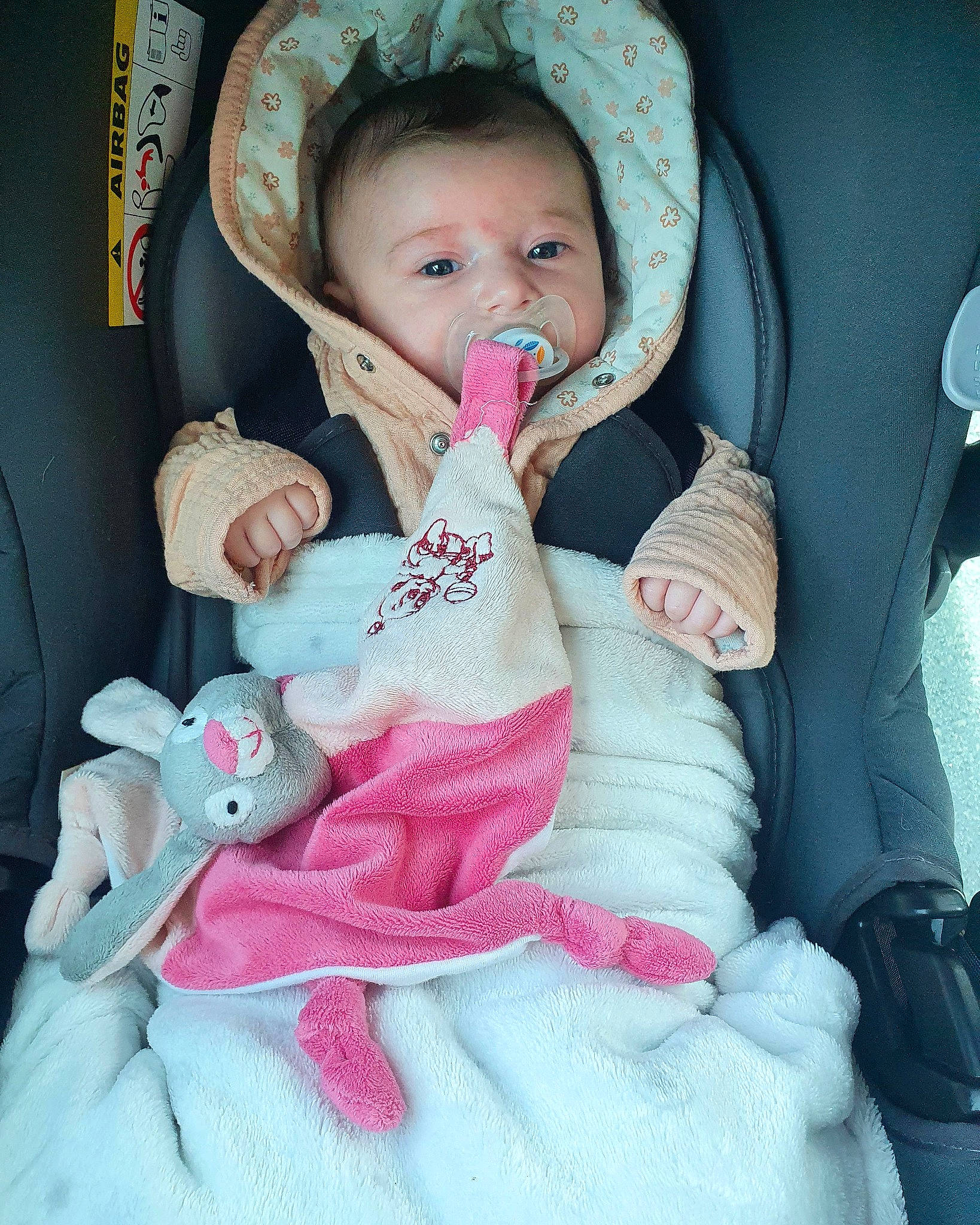 Eyana participe au concours pour gagner de l'argent avec cette photo : baby, baby_toddler_clothing, cheek, comfort, ear, eye, eyelash, finger, gesture, happy, human_body, lip, mouth, nail, neck, nose, outerwear, person, pink, skin