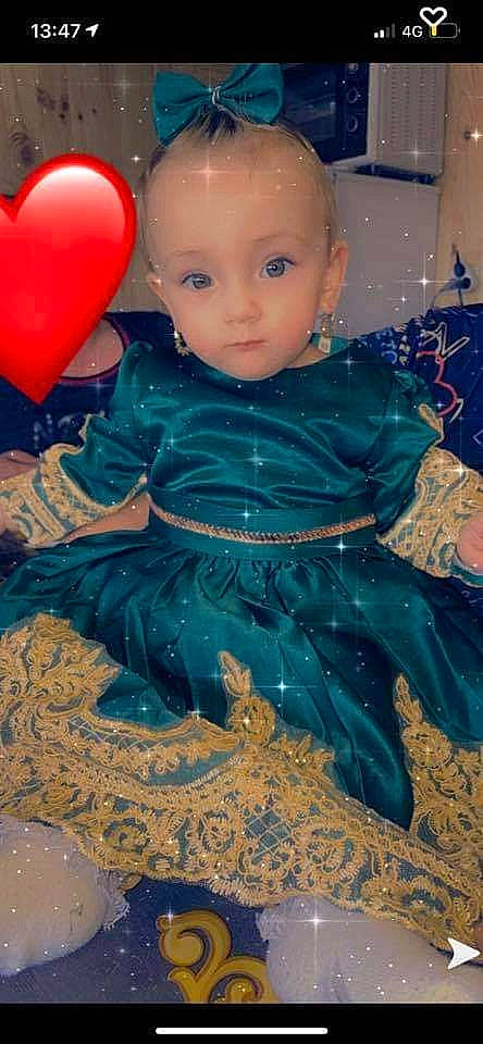 Haley a rejoint le concours — aidez-le/la à gagner de superbes lots ! arm, baby_toddler_clothing, balloon, blue, child, day_dress, dress, electric_blue, event, fun, hairstyle, happy, magenta, pattern, person, pink, sitting, sleeve, standing, toddler