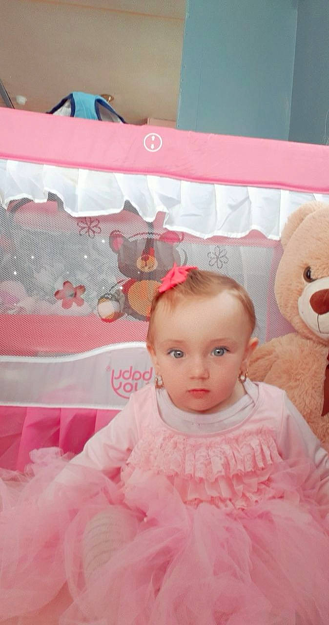 Haley participe au concours pour gagner de l'argent avec cette photo : baby, baby_toddler_clothing, child, embellishment, event, fashion_accessory, hair_accessory, happy, headpiece, linens, magenta, peach, person, pink, red, room, stuffed_toy, textile, toddler, toy