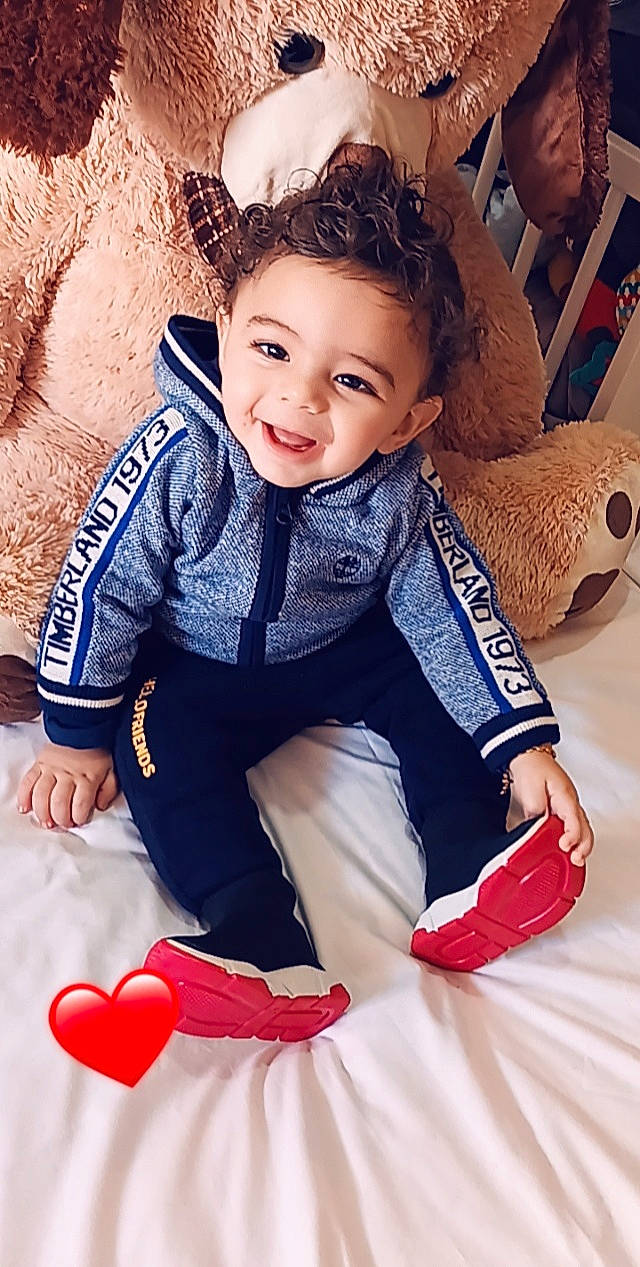 Anes Racim participe au concours pour gagner de l'argent avec cette photo : baby, baby_toddler_clothing, carmine, child, comfort, electric_blue, facial_expression, flooring, fun, happy, joy, leisure, mouth, person, play, sitting, skin, sleeve, smile, textile