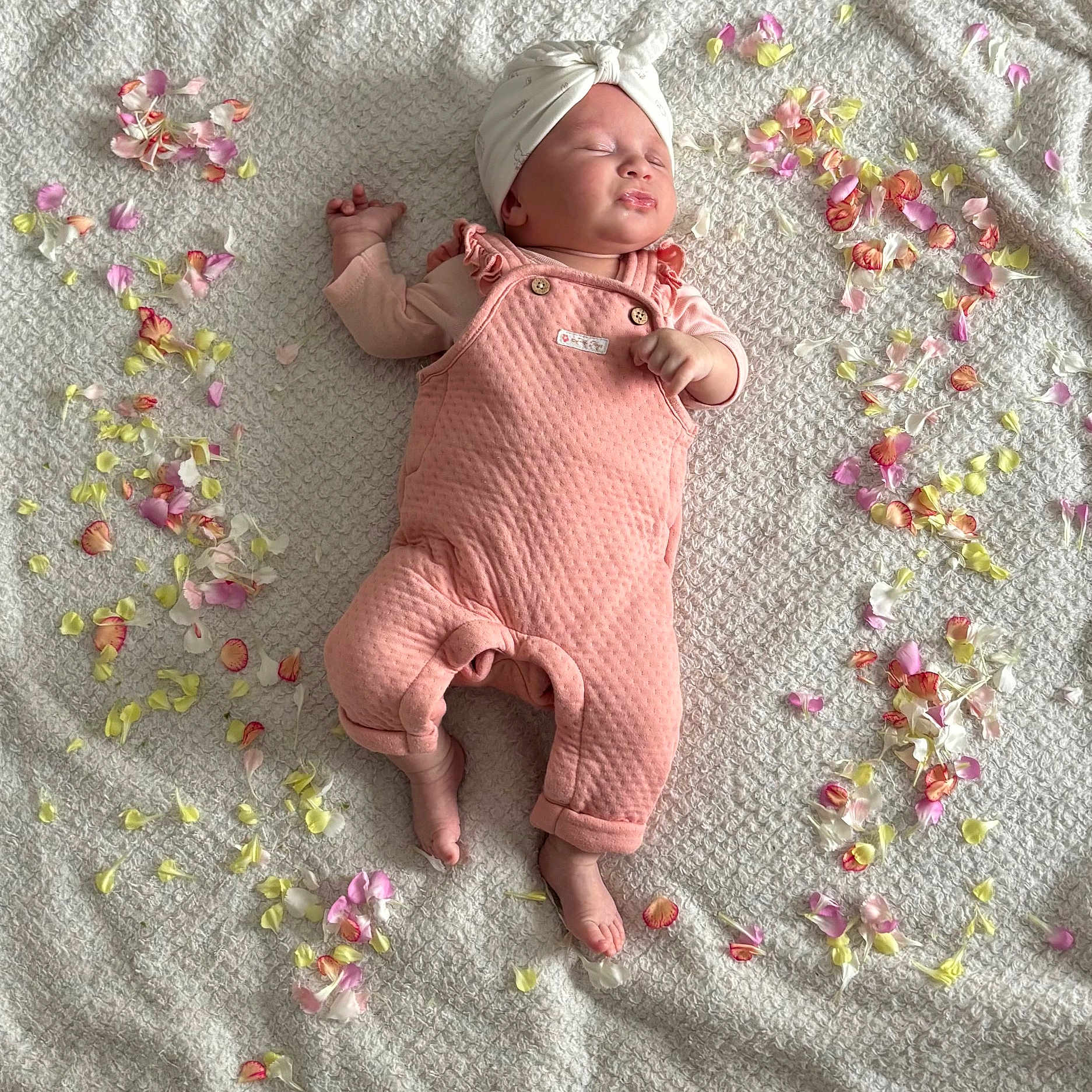 Léyana a rejoint le concours — aidez-le/la à gagner de superbes lots ! baby, blanket, cozy, cute, flower_petals, hands, headwrap, infant, lying_down, newborn, pale_skin, pink_outfit, portrait, sleeping, small_size, soft_lighting, studio_style, textured_blanket, toes, top_view